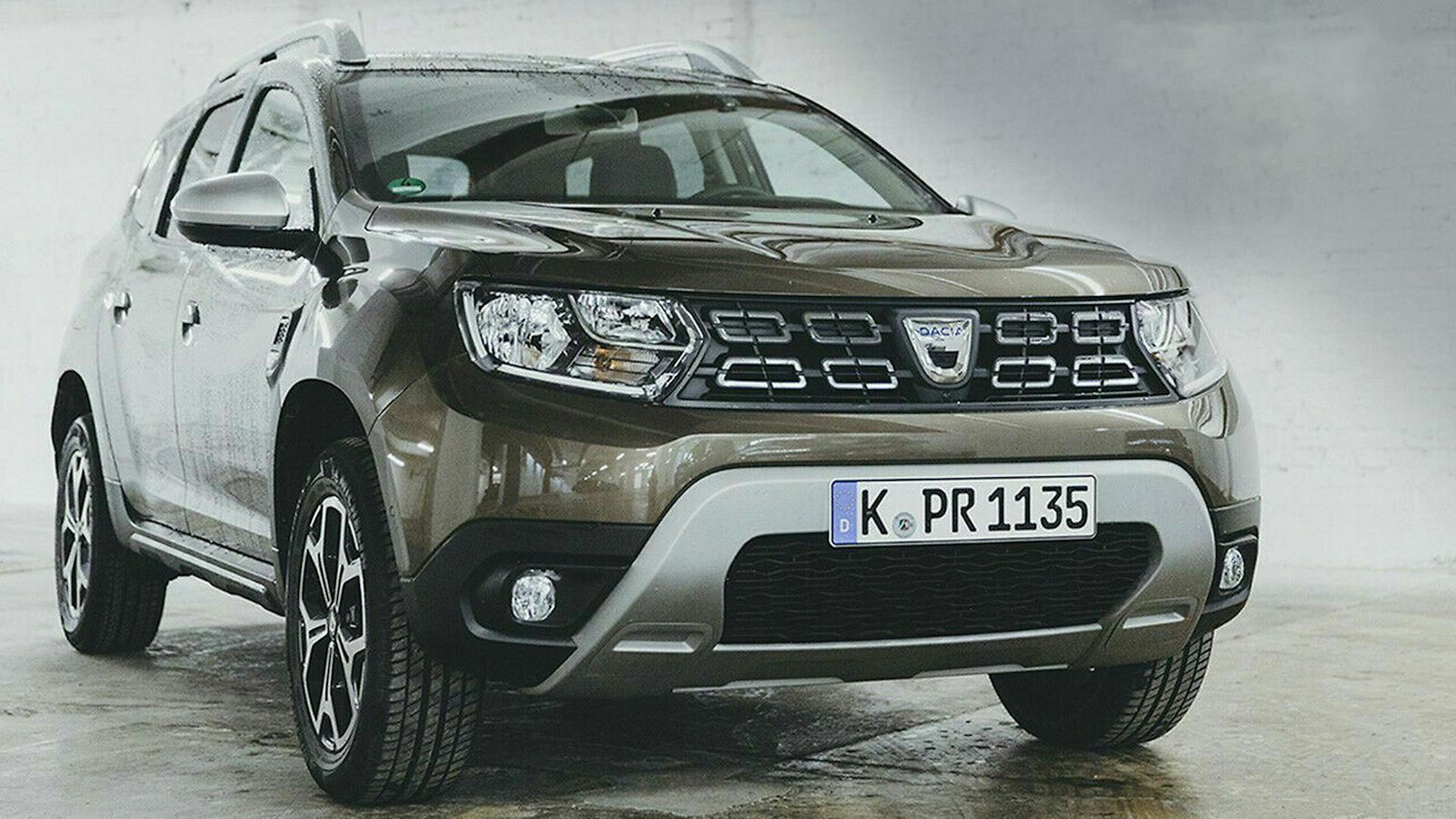 Dacia Duster II in der Frontansicht, stehend in einer Garage