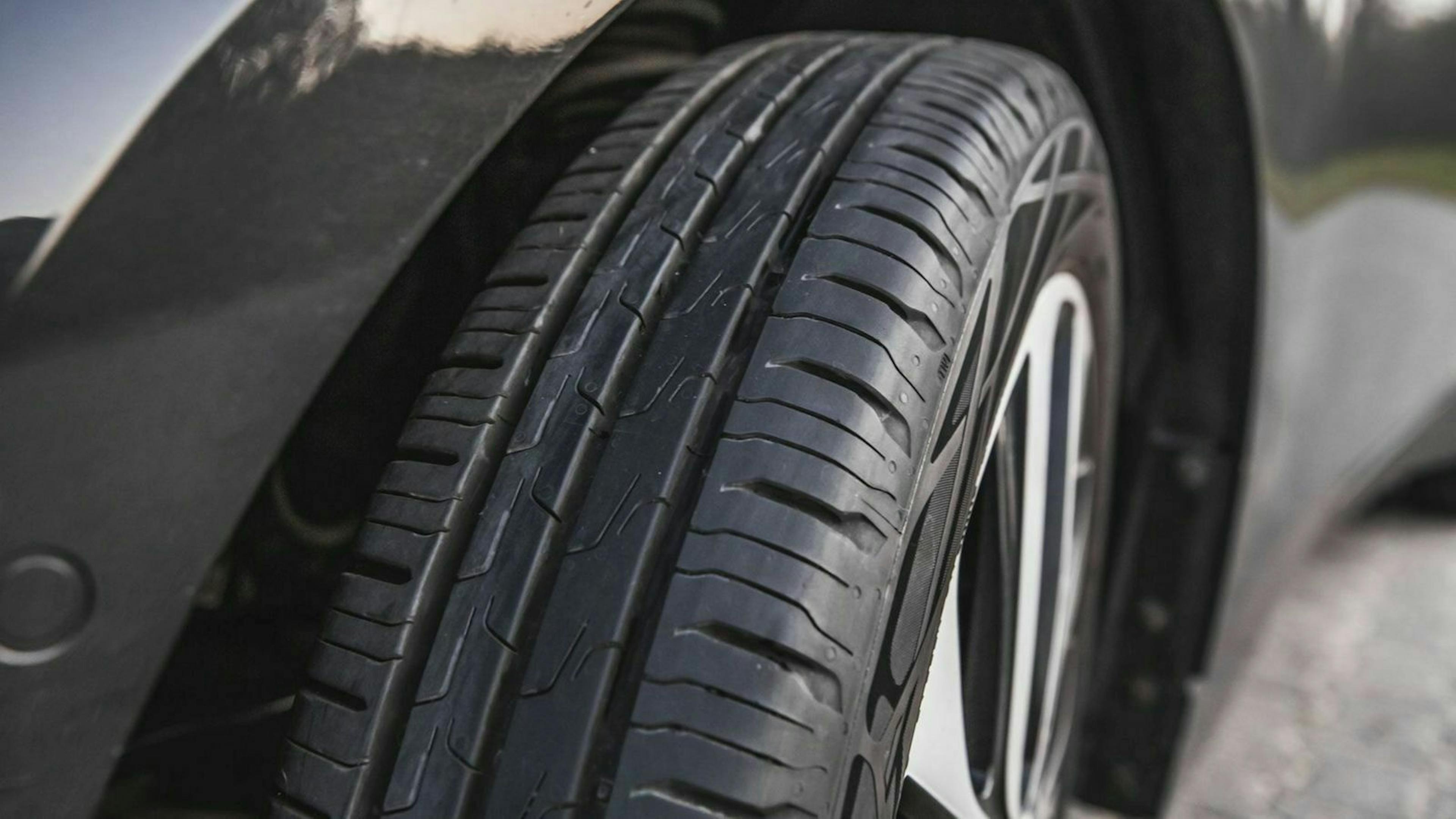 Nahaufnahme auf Reifenrillen