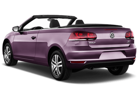 Lila Volkswagen Cabriolet, Heckansicht. Offen, mit elegantem Design und silbernen Felgen, vor weißem Hintergrund.