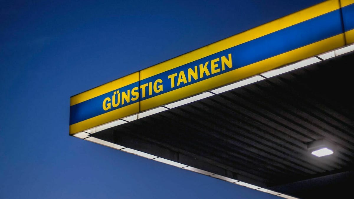 Auf einem Tankstellendach steht der Schriftzug "Günstig Tanken".