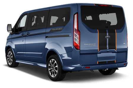 Blauer Ford Tourneo Custom mit schwarzen und orangefarbenen Streifen, Ansicht von hinten, geparkt auf weißem Hintergrund.