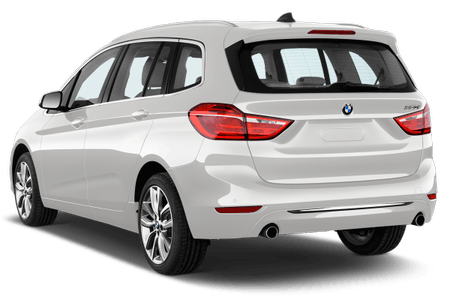 Ein weißer BMW-Minivan von hinten, mit glänzenden Felgen, steht auf einem weißen Hintergrund.