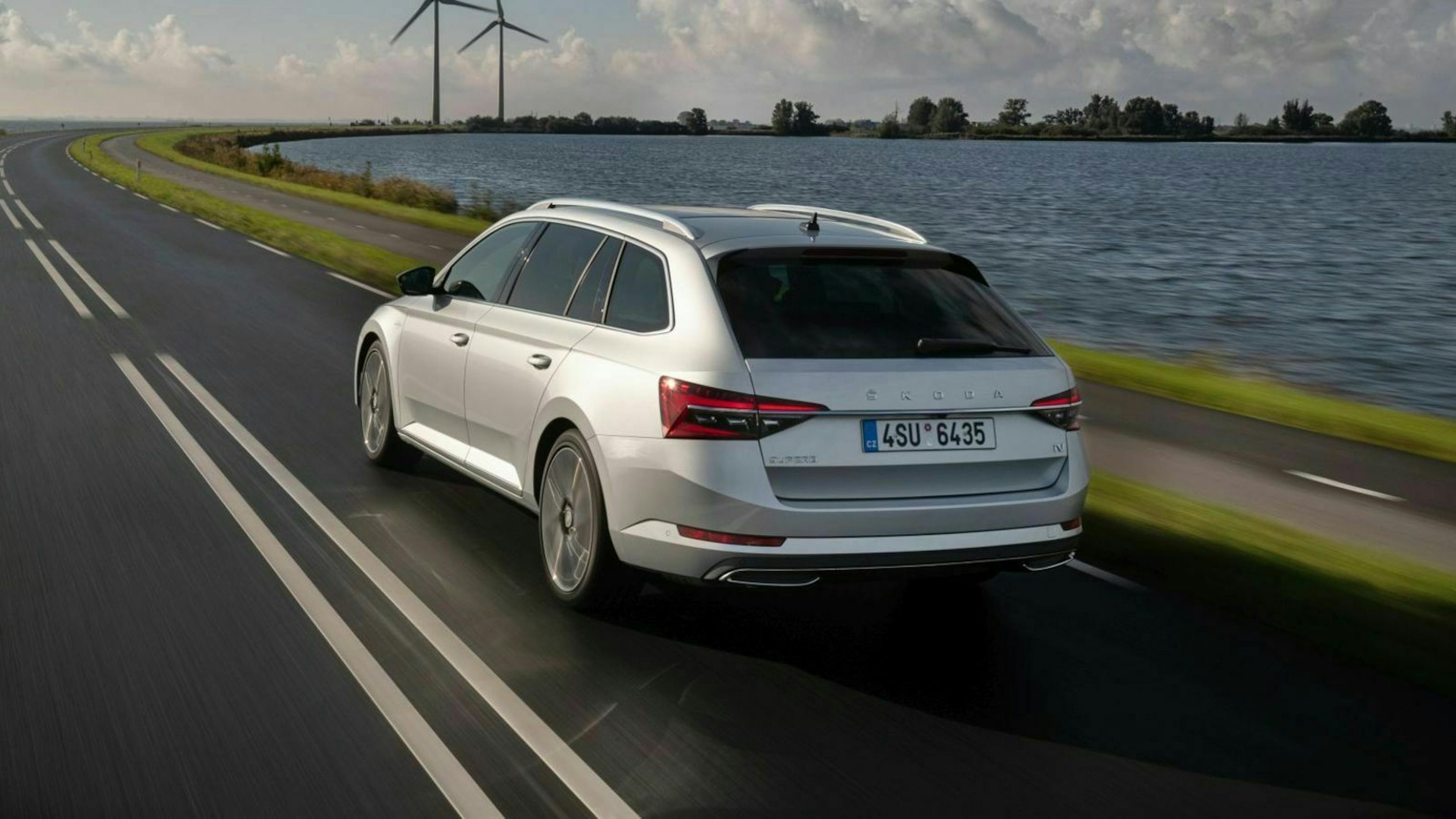 Zu sehen ist der Škoda Superb iV von hinten