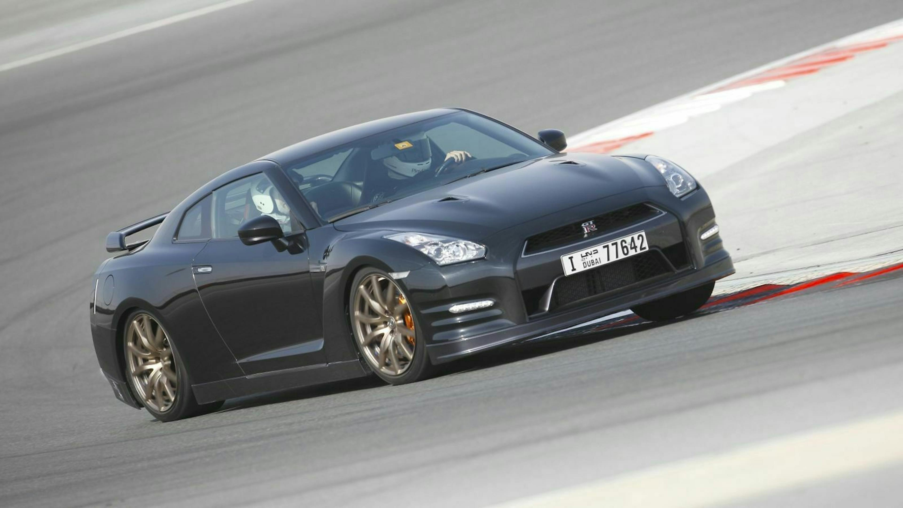 Nissan GT-R in der Frontansicht, fahrend