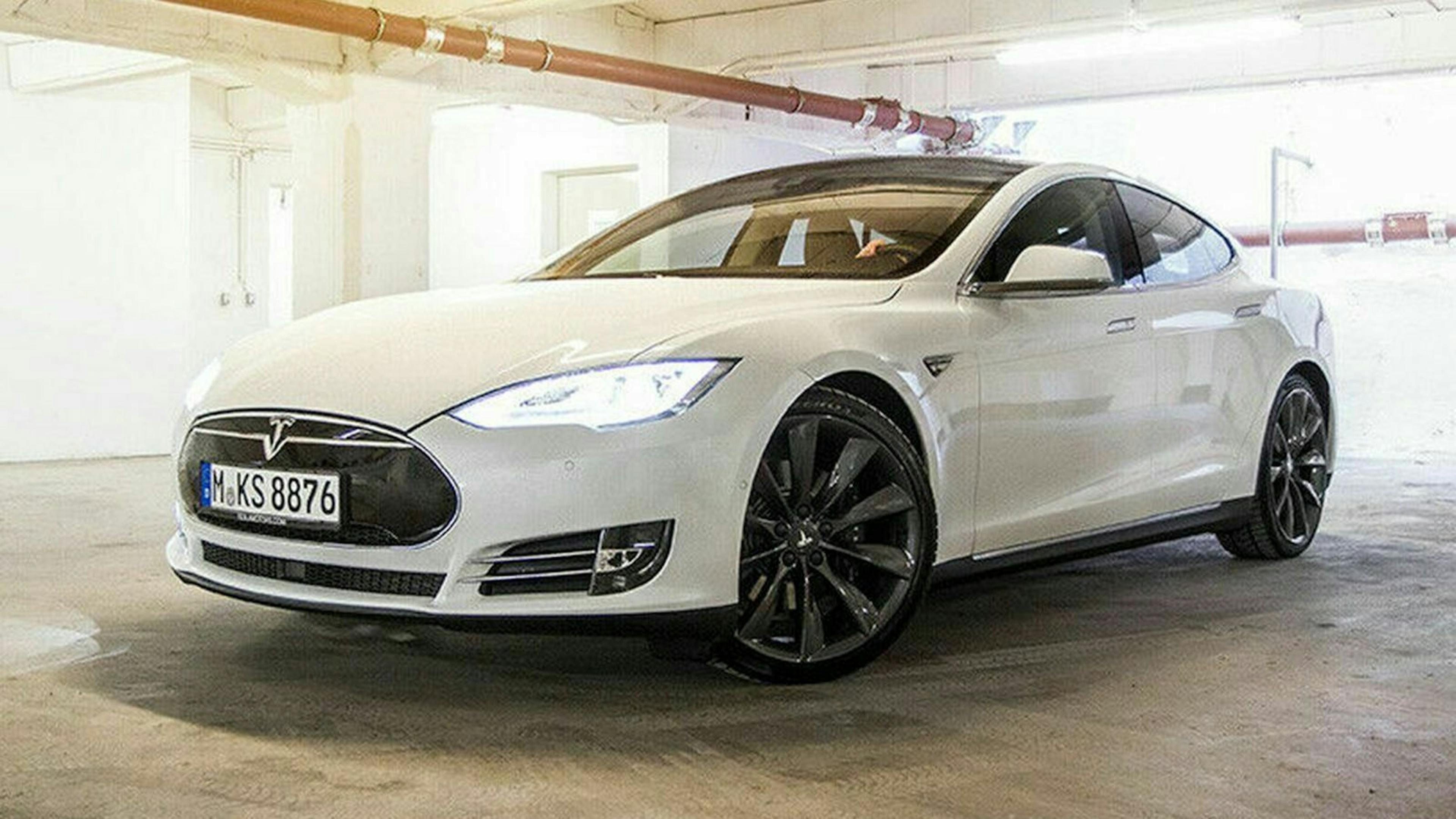 PB Tesla Model S P85 in der Ansicht von vorne links, stehend in einer Tiefgarage