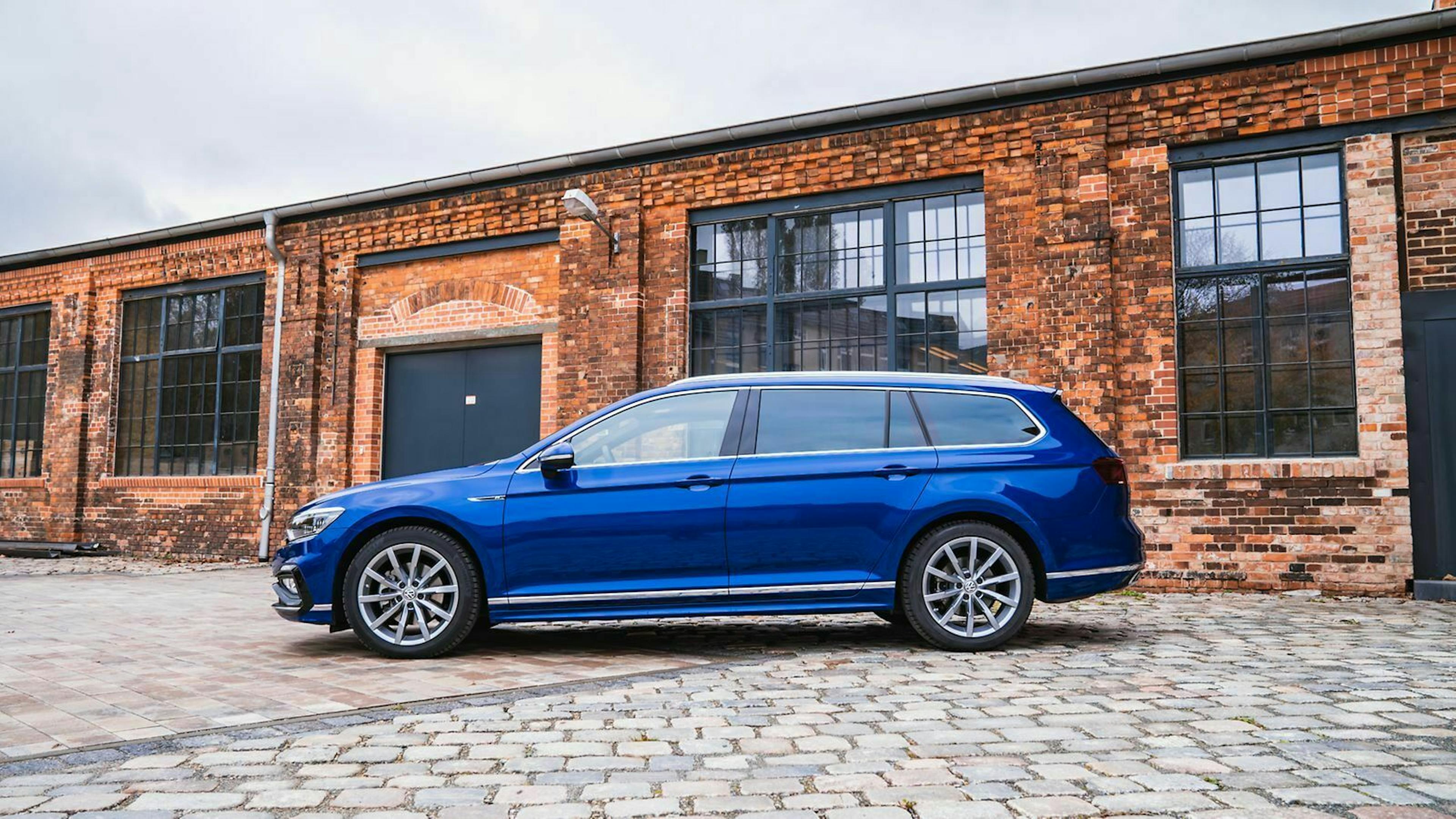 VW Passat Variant in der Seitenansicht, stehend