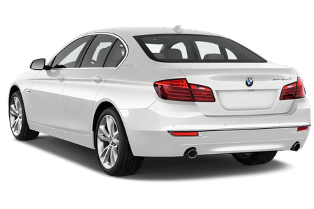 Weißer BMW der 5er-Serie, Heckansicht, auf transparentem Hintergrund. Elegantes Design mit markanten Rückleuchten und Doppelrohrauspuff.