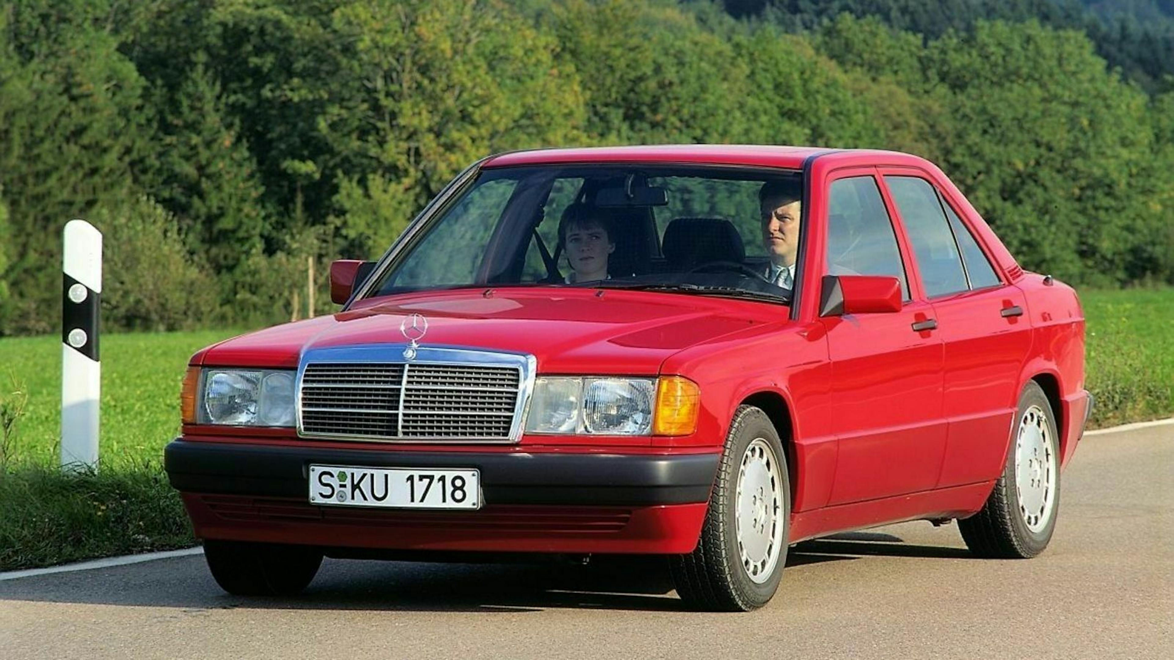 Zu sehen ist der Mercedes 190 E, fahrend