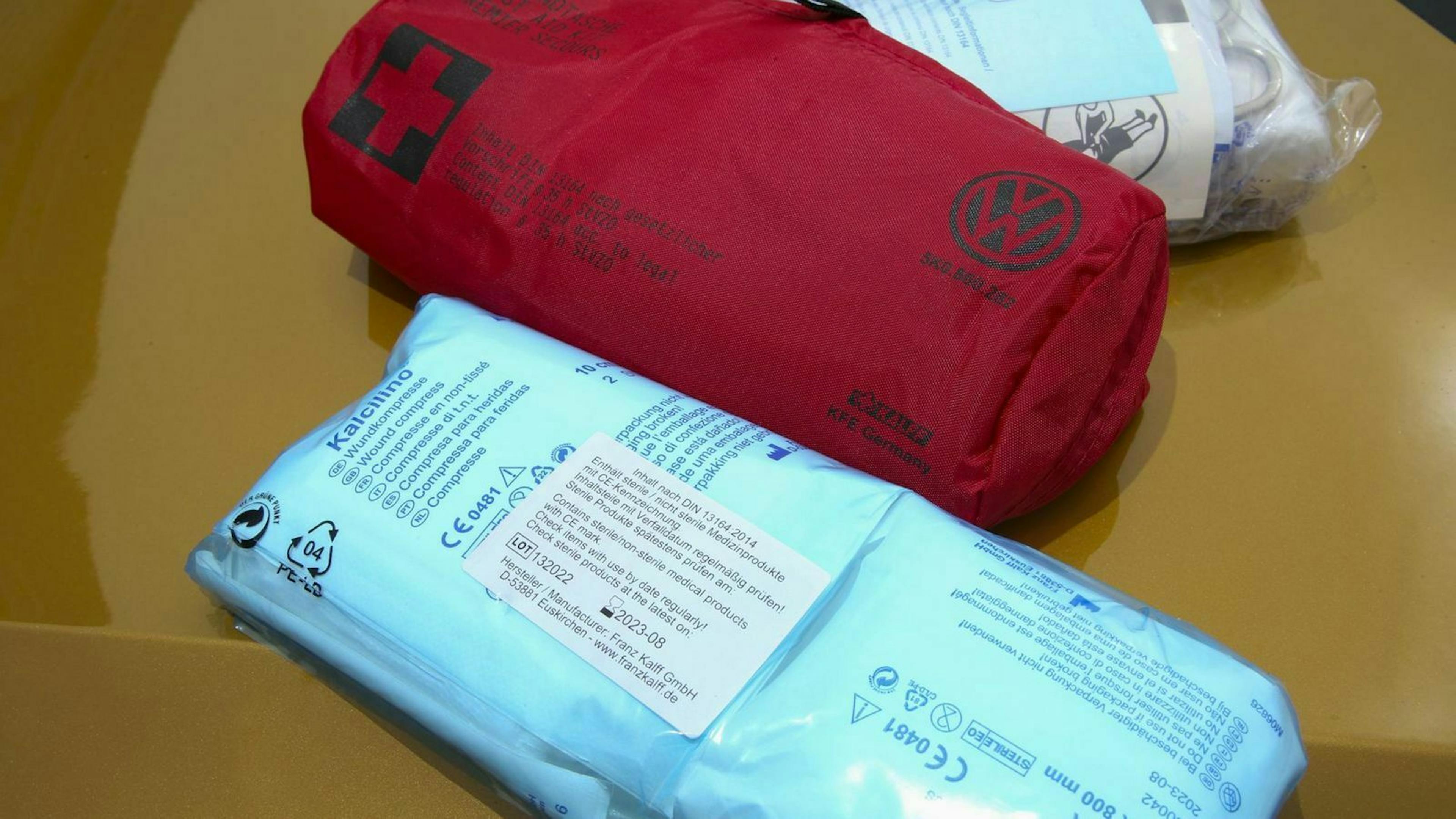 Zu sehen sind Verbandskästen