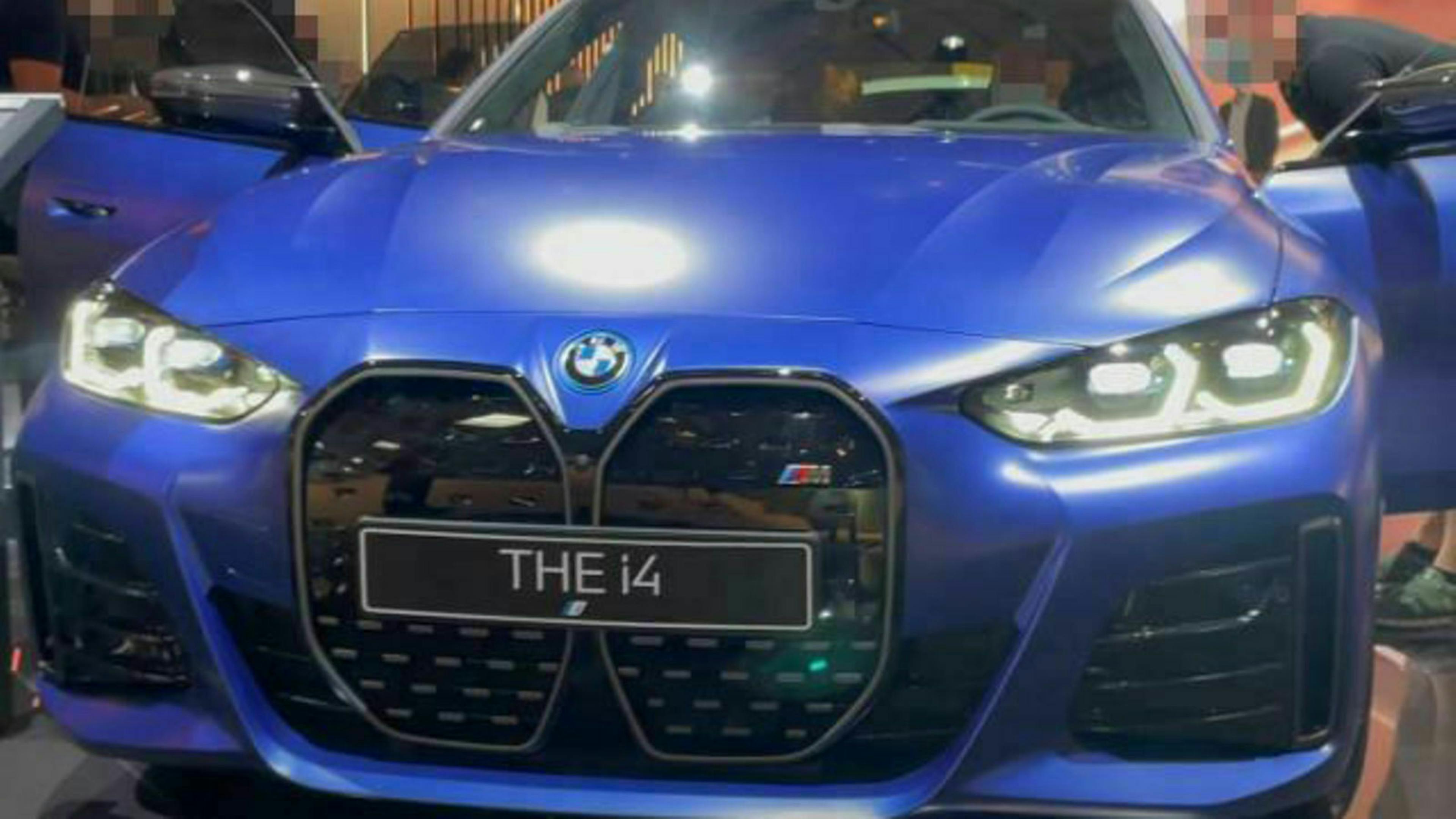 Frontansicht eines blauen BMW i4 M50