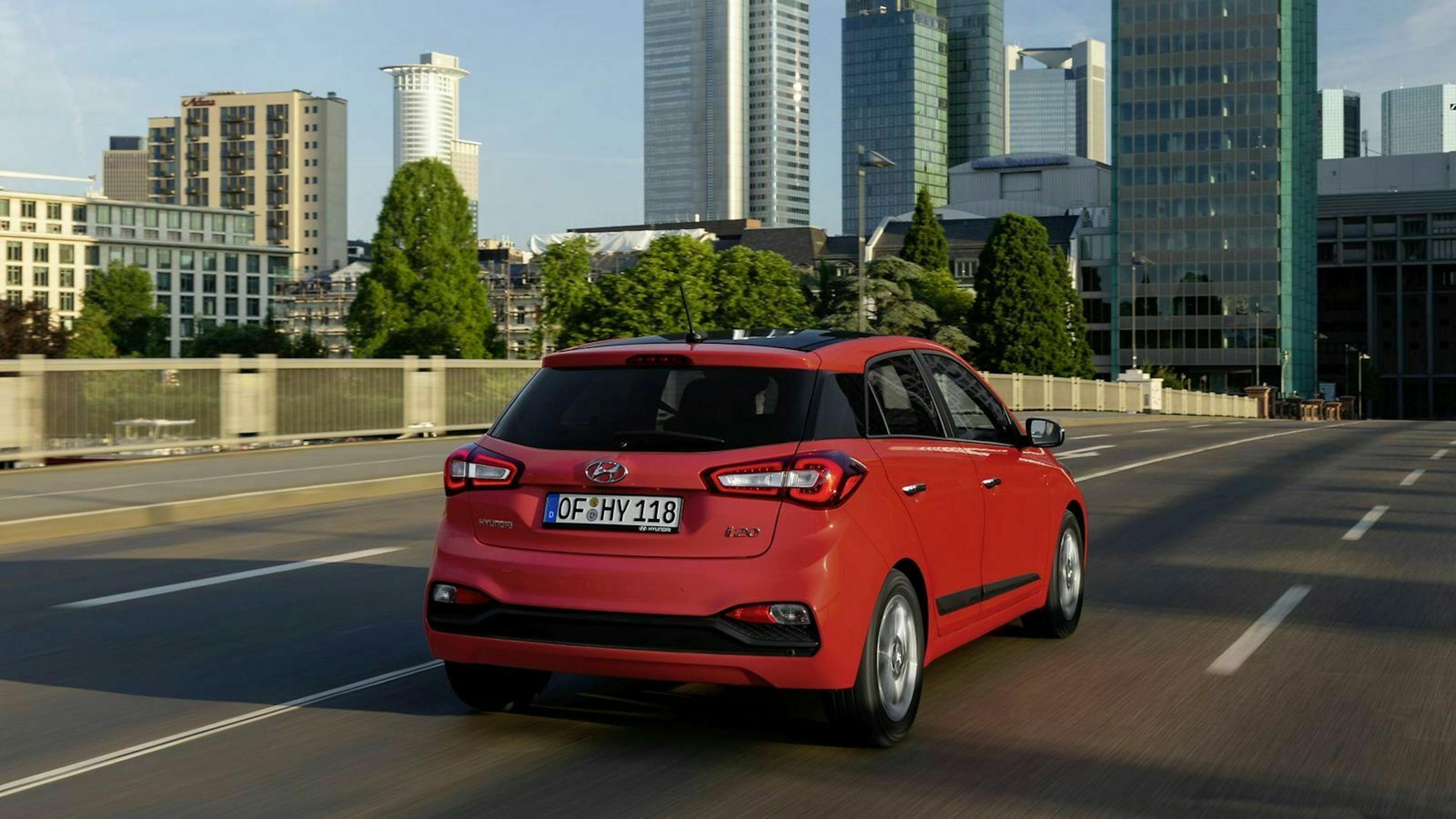 Hyundai i20 in der Heckansicht, fahrend