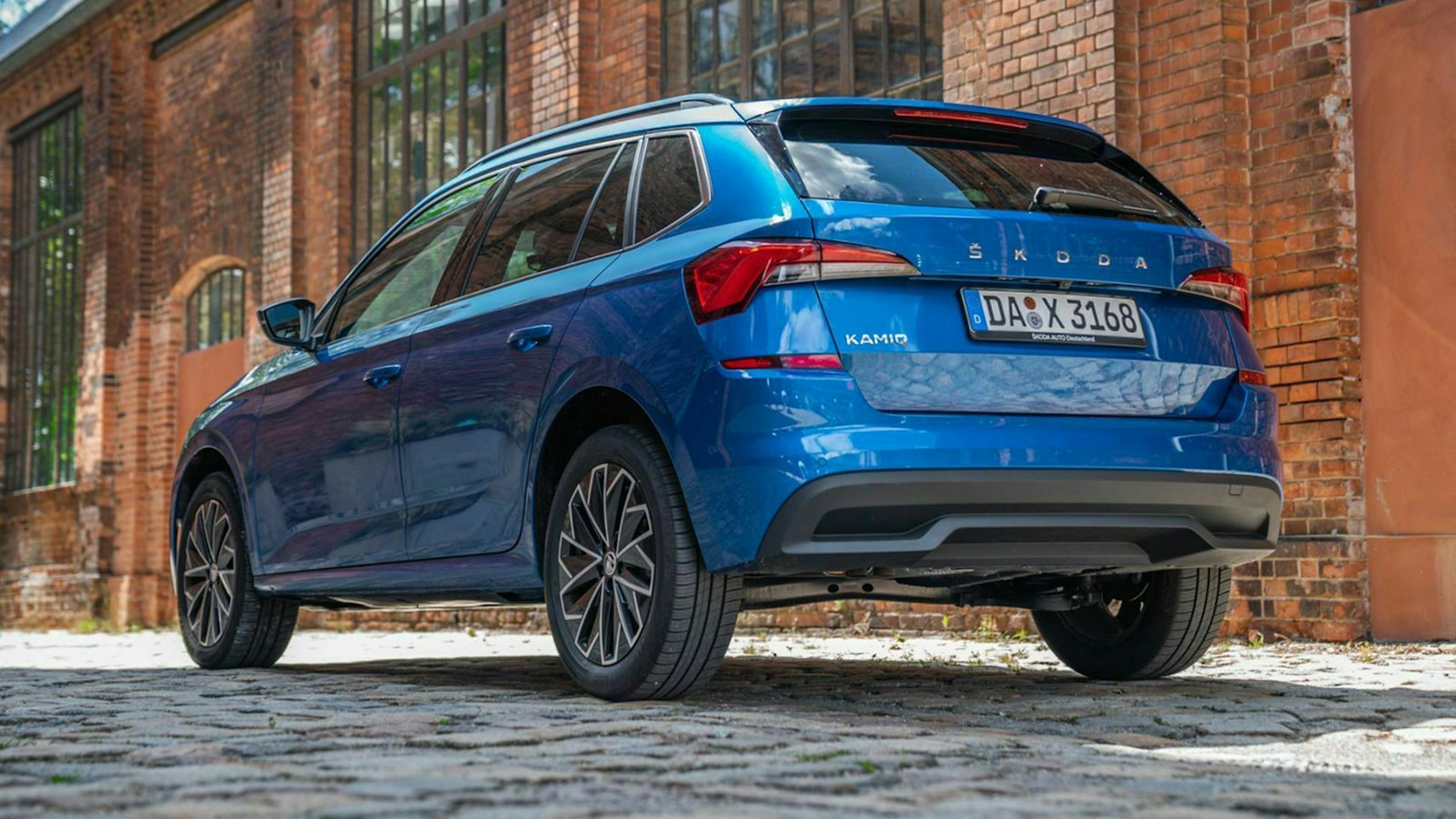 Zu sehen ist der Škoda Kamiq von hinten, stehend