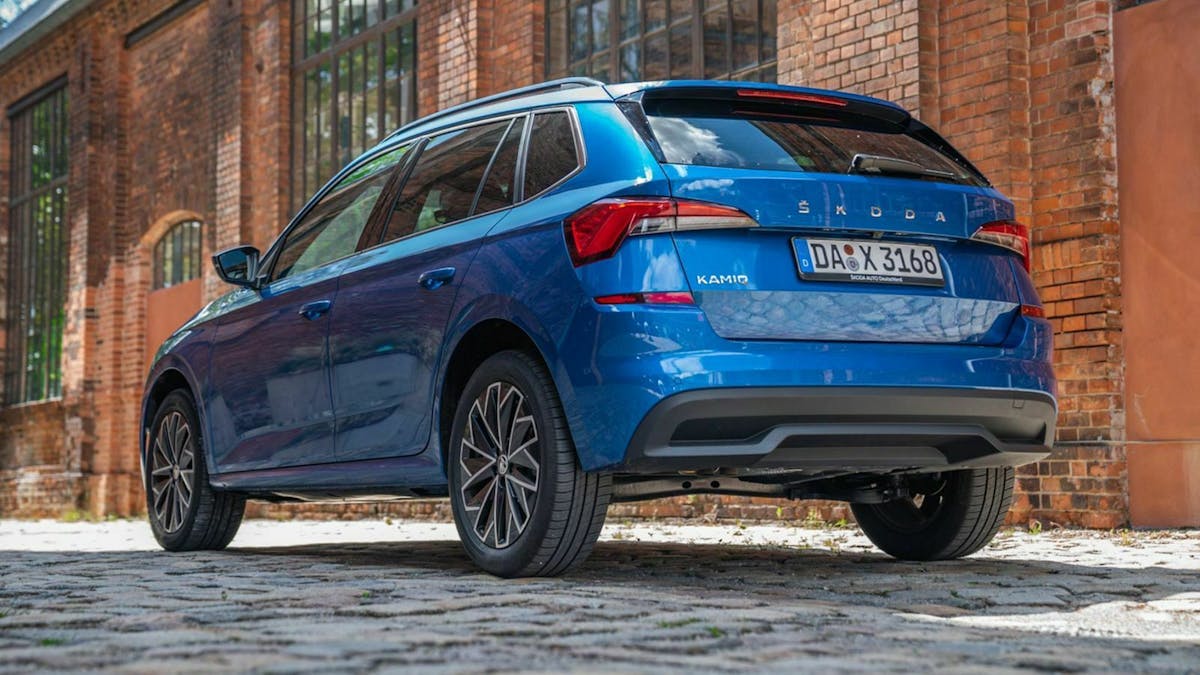 Zu sehen ist der Skoda Kamiq von hinten, stehend