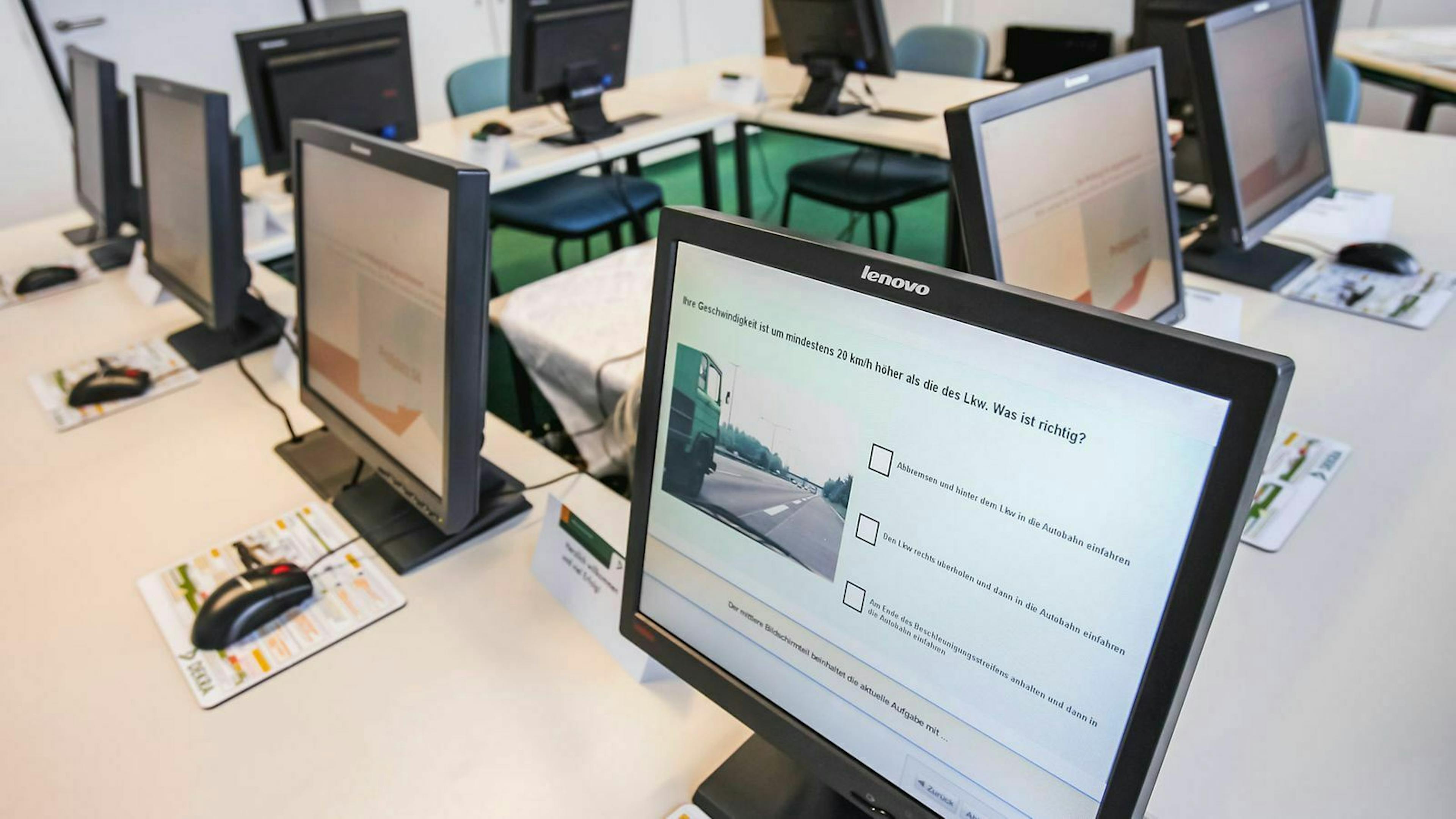 Du bist bereits in der Fahrschule angemeldet? Dann bekommst Du von Deiner Fahrschule ein Programm fürs Smartphone oder Tablet.