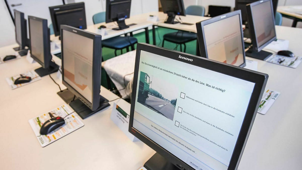 Du bist bereits in der Fahrschule angemeldet? Dann bekommst Du von Deiner Fahrschule ein Programm fürs Smartphone oder Tablet.