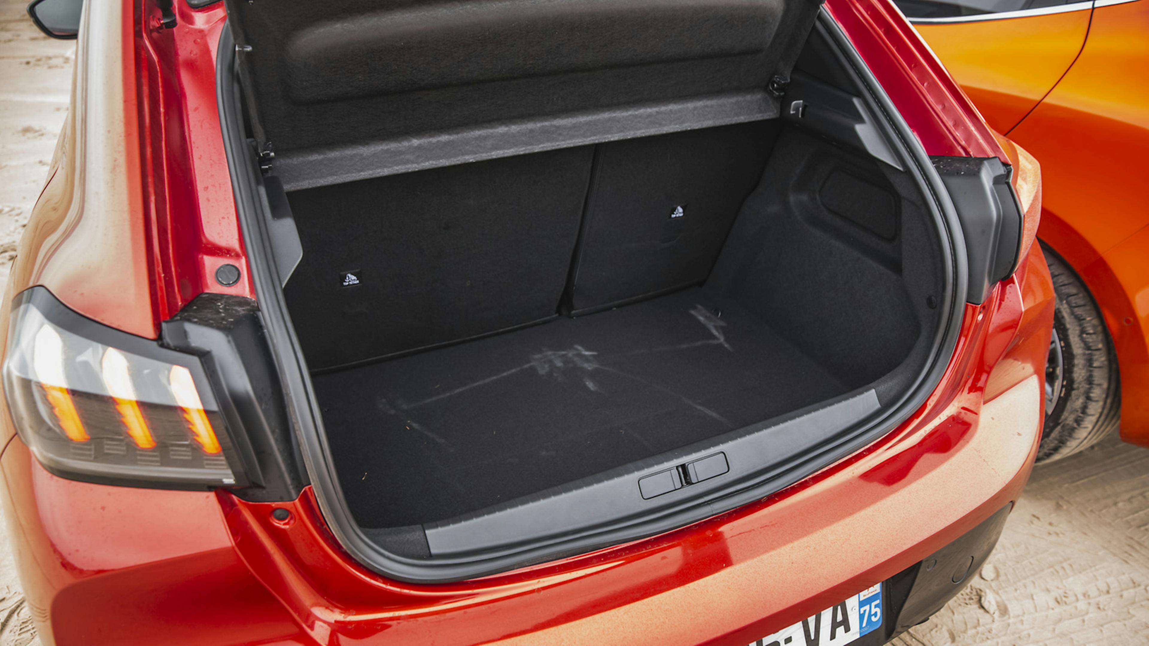 Peugeot 208 bei geöffneter Heckklappe mit Blick auf den Kofferraum