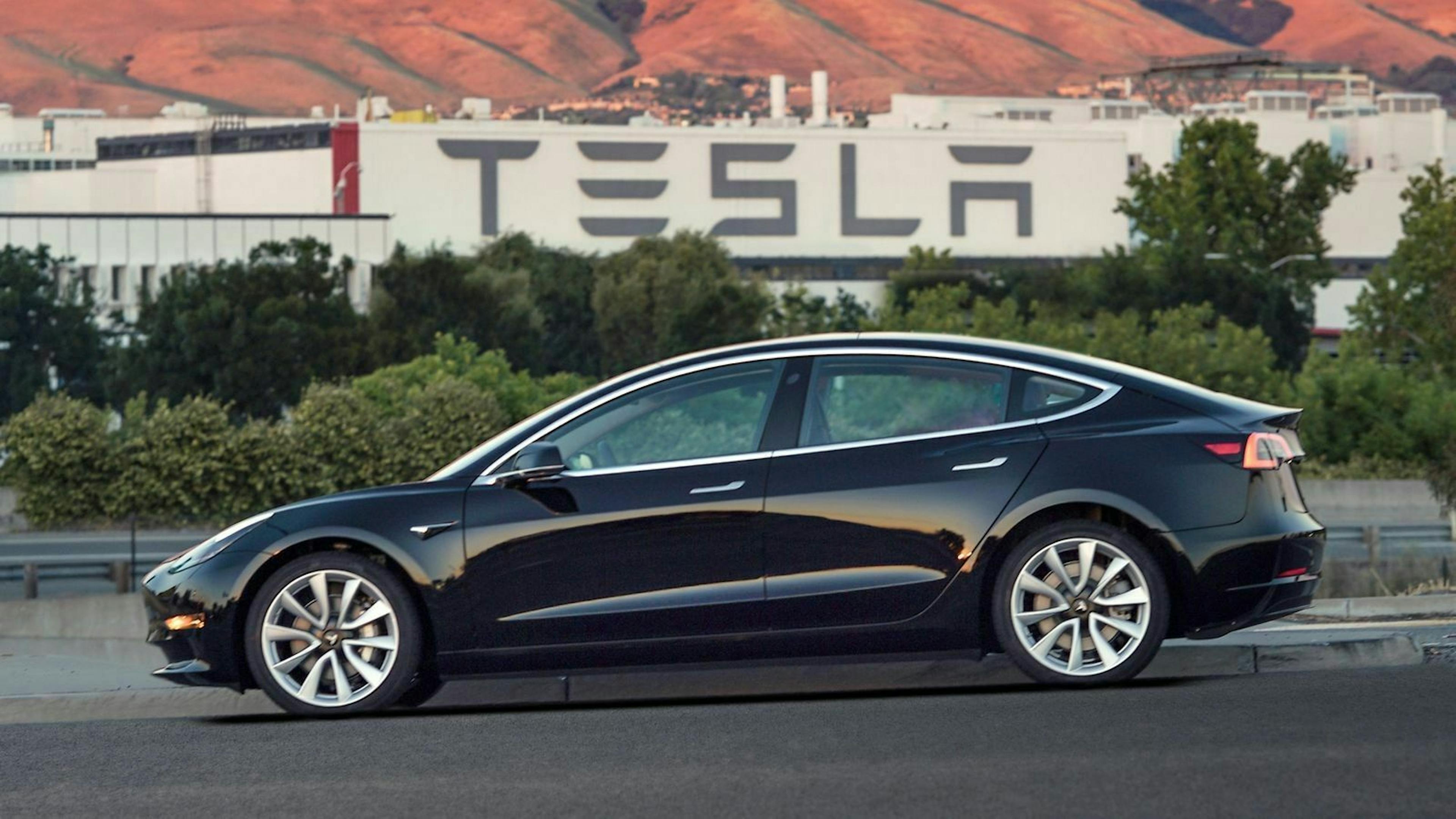 Tesla Model 3 in der Seitenansicht, stehend