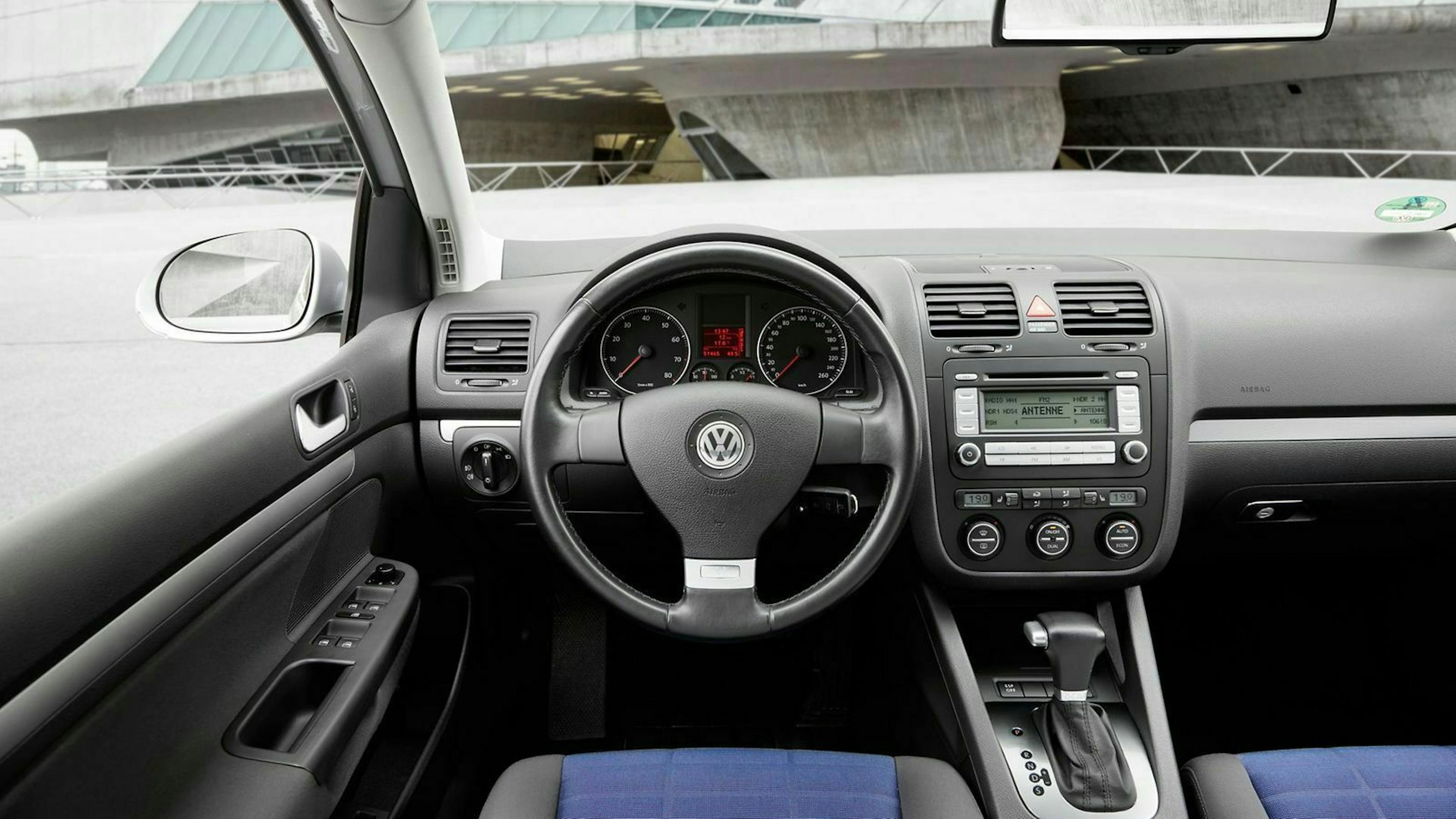 Cockpitansicht des VW Golf 5