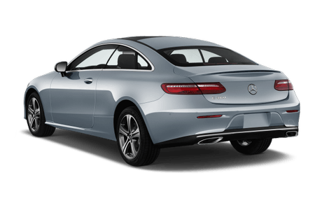 Silbernes, modernes Coupé von hinten, mit eleganten Linien und zwei Auspuffrohren. Sternlogo auf dem Kofferraumdeckel sichtbar.