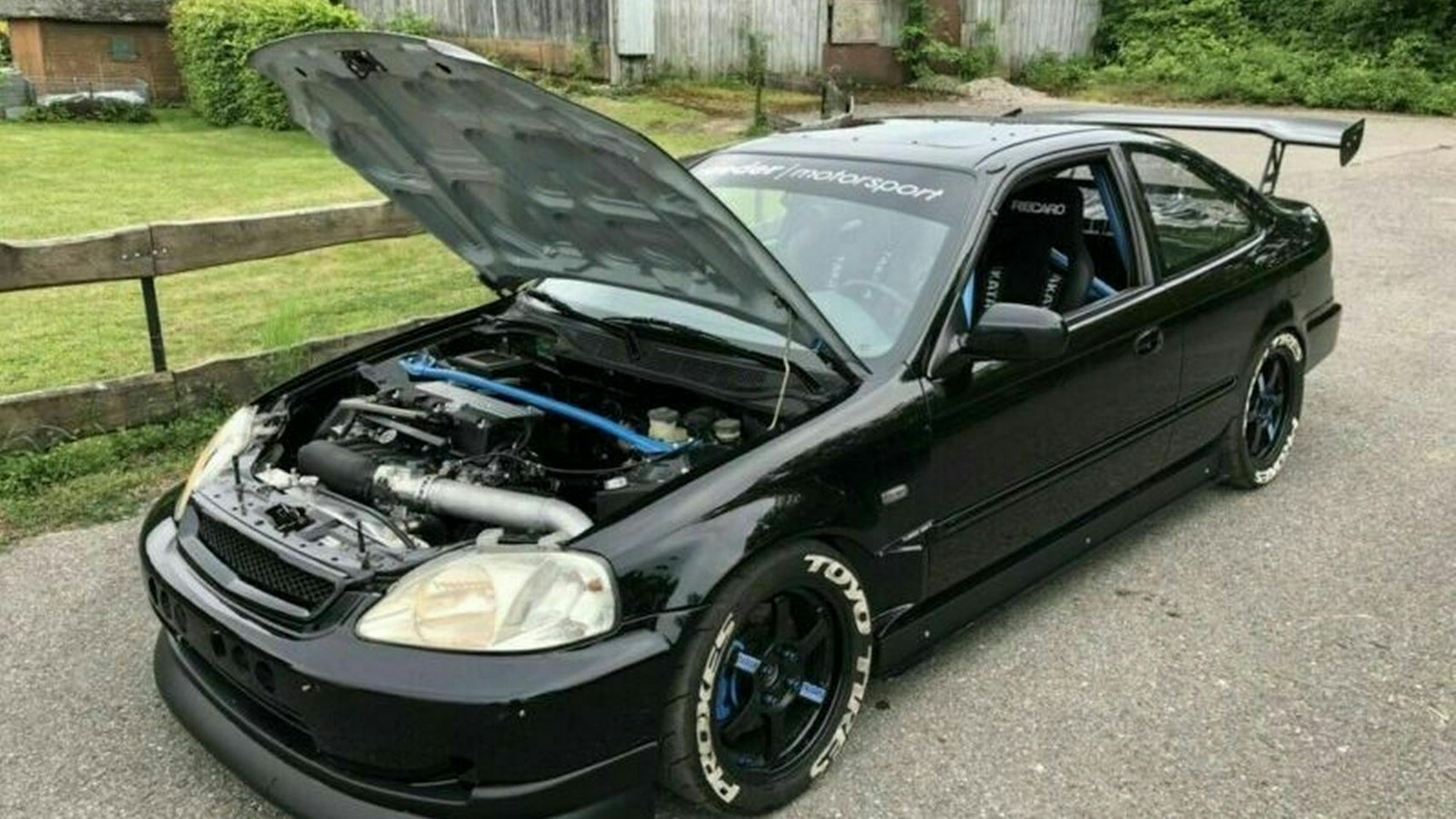 Zu sehen ist der Honda Civic mit offener Motorhaube