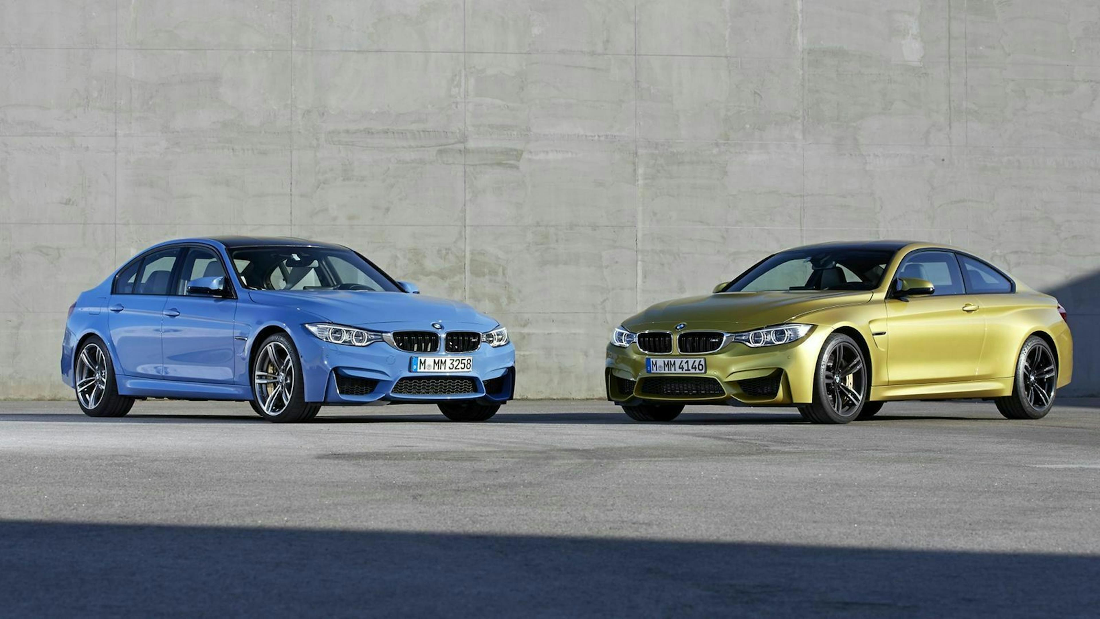 BMW M4 Coupé und BMW M3 Limousine nebeneinander stehend