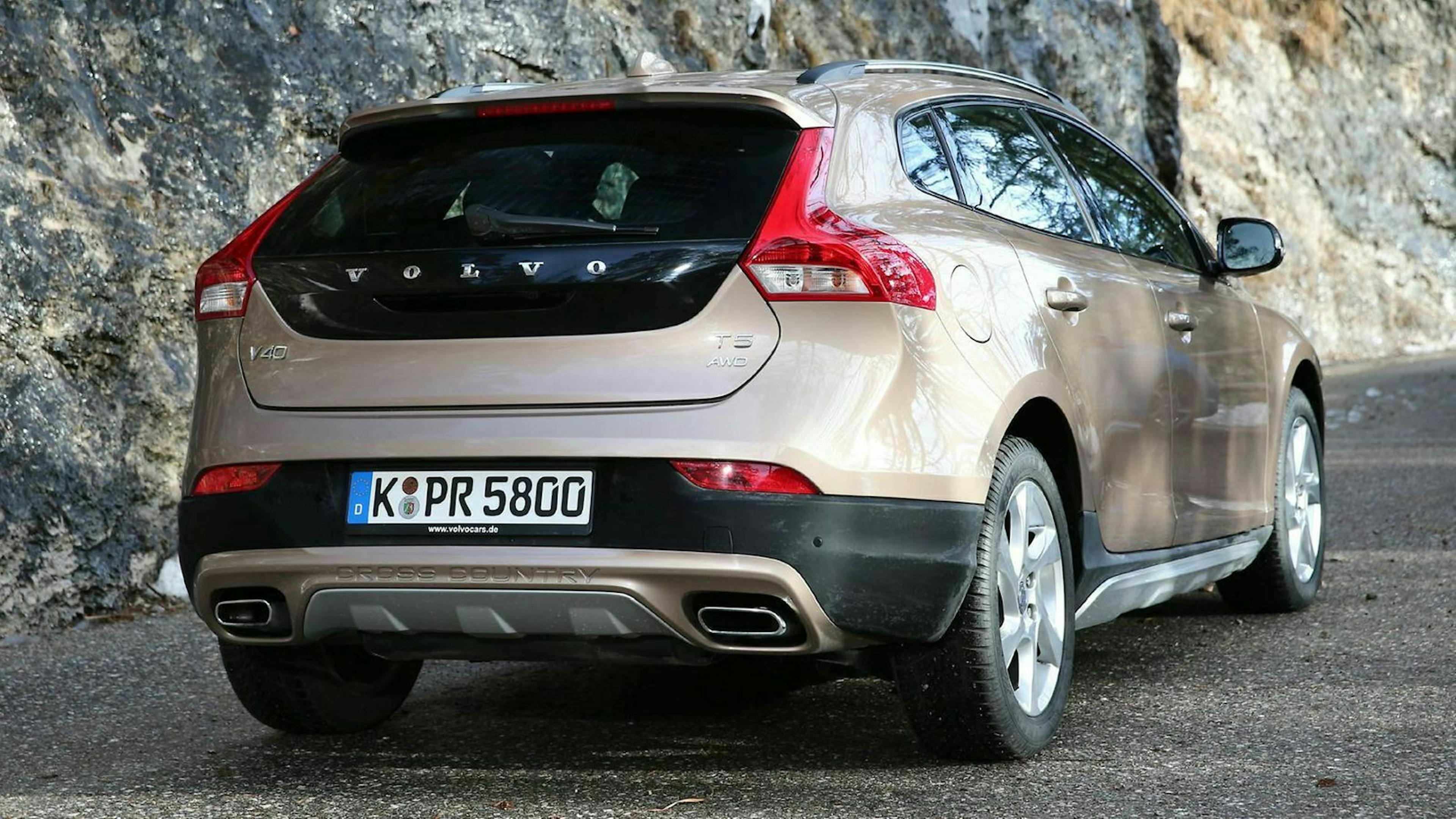 Volvo V40 Cross Country in der Heckansicht, stehend