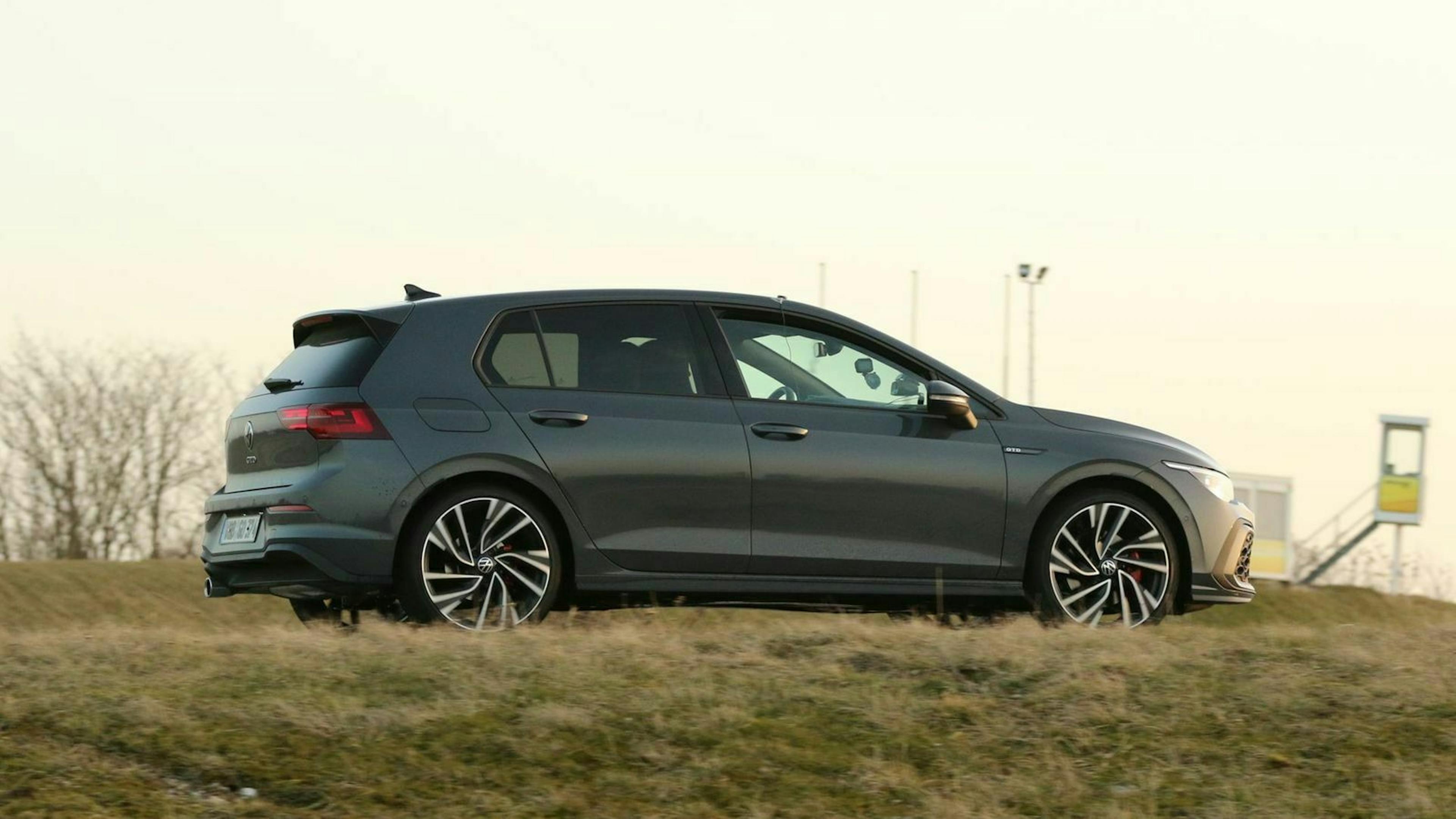 Zu sehen ist der Golf GTD in seitlicher Position