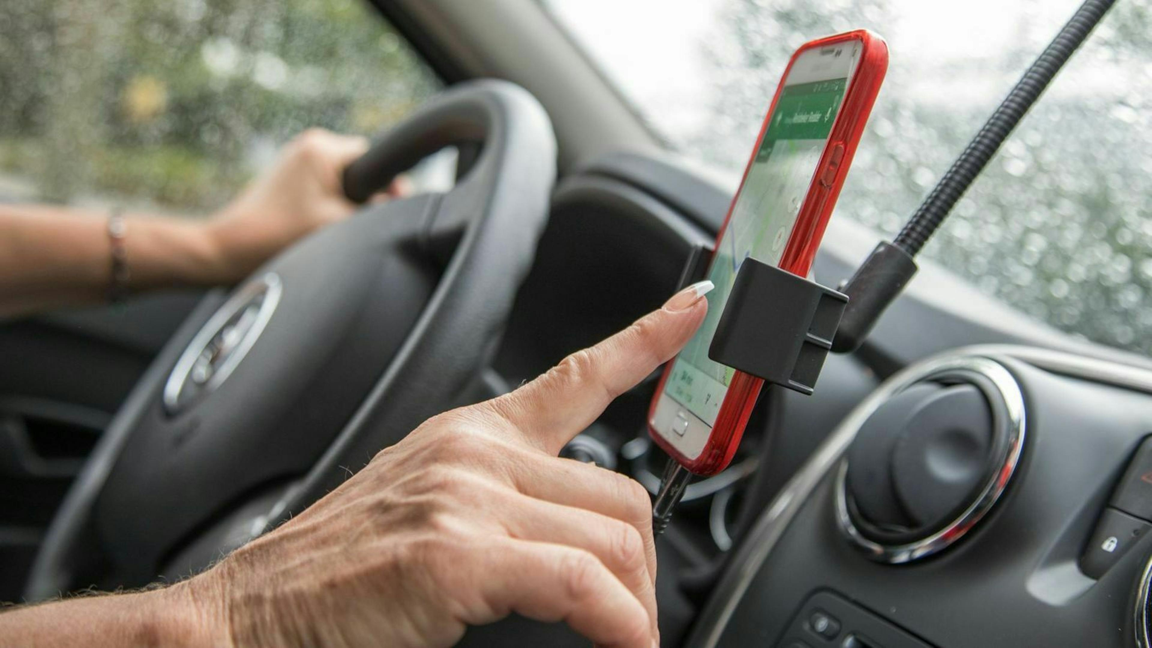 Zu sehen ist die Bedienung einer Smartphone Karten-App