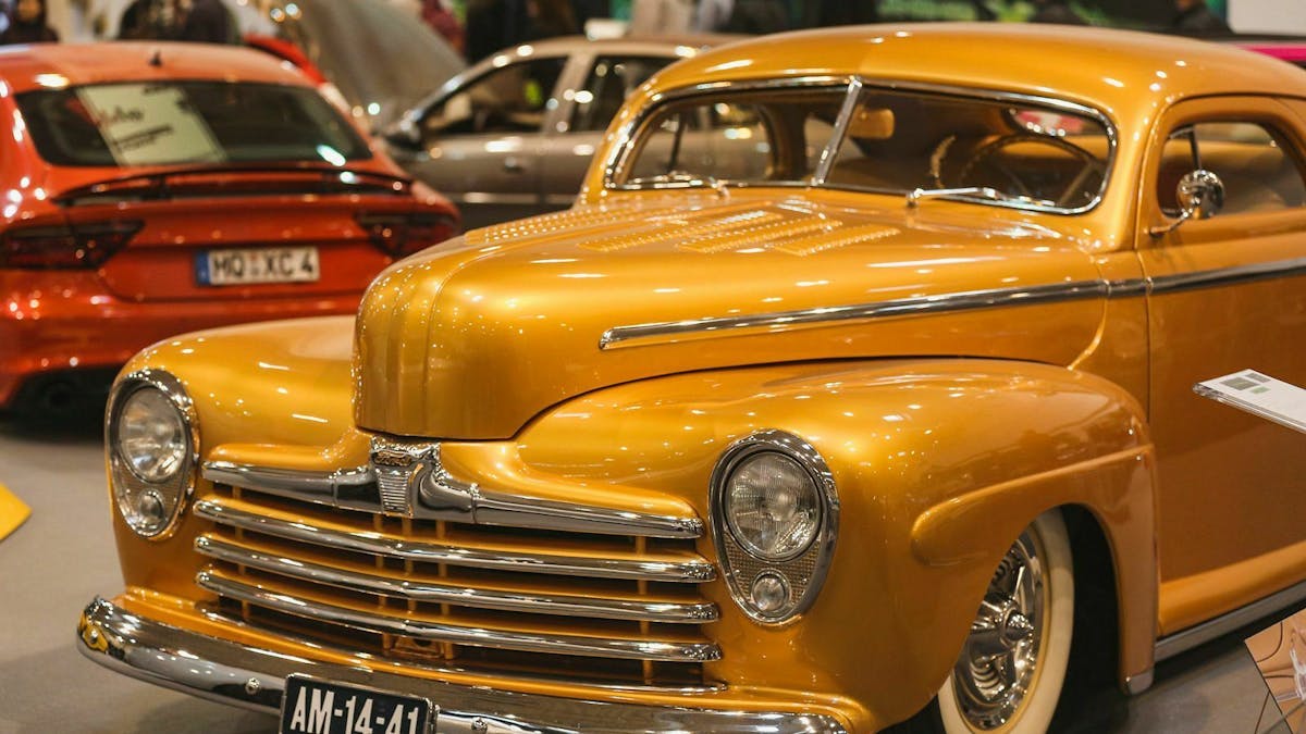 Getunte Oldtimer wie der Ford Coupe Deluxe von 1948 bekommen kein H-Kennzeichen. Zubehör wie eine Einparkhilfe sind kein Problem