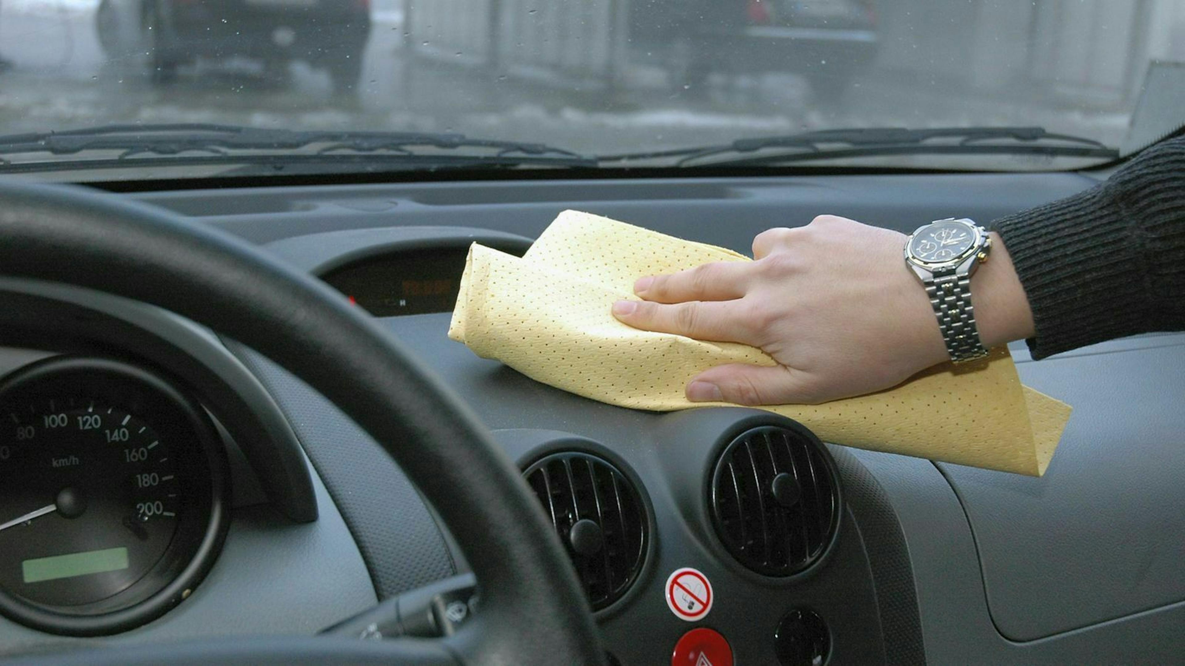 Gründliches Wischen der Armaturen, Konsolen und Oberflächen bekämpft die Staubschicht.