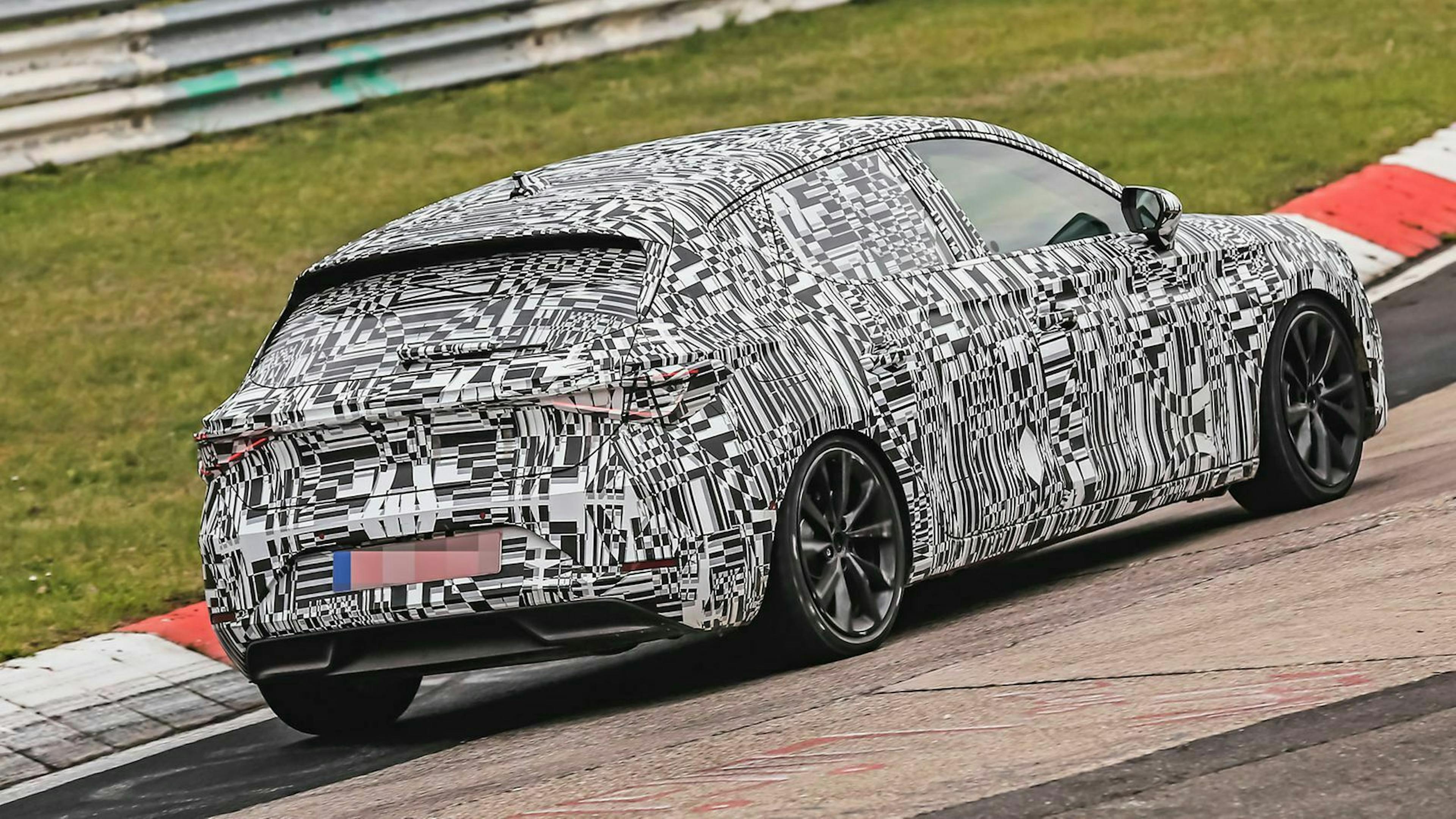 Seat Leon Erlkönig in der Ansicht von hinten-rechts, fahrend