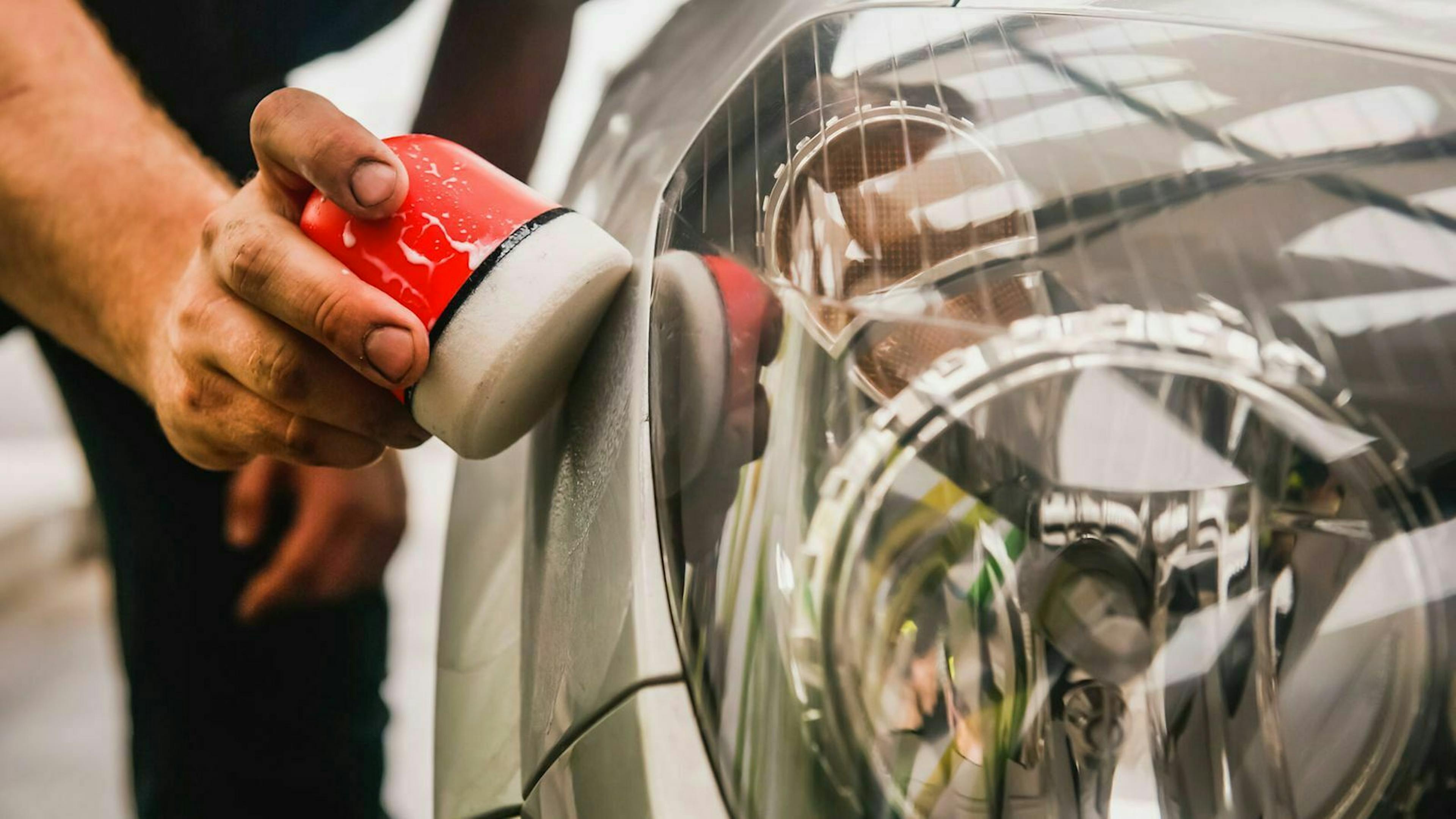 Letzter Schritt der Autolackierung: Das Auto wird poliert.