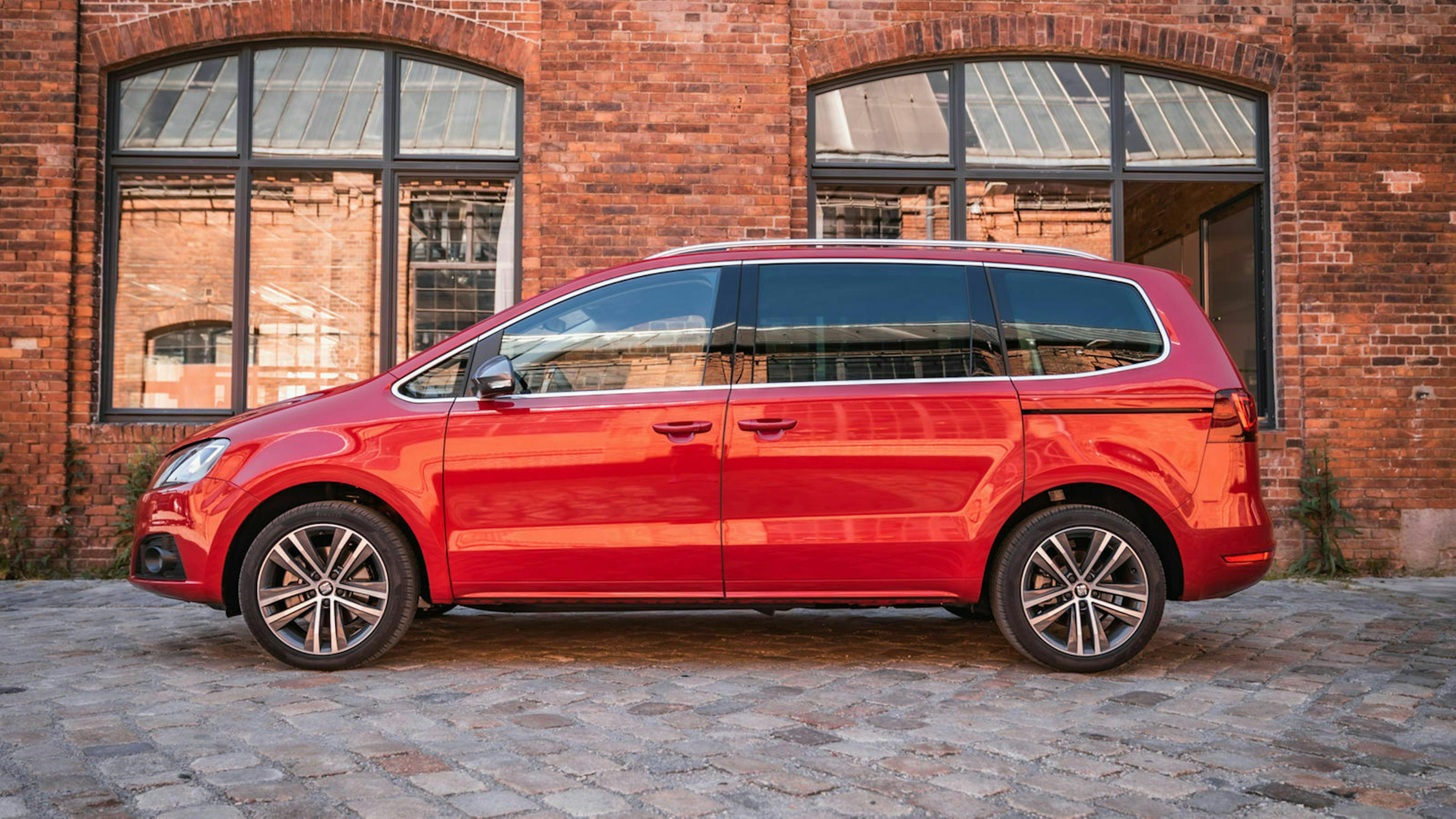 Zu sehen ist der Seat Alhambra in seitlicher Position