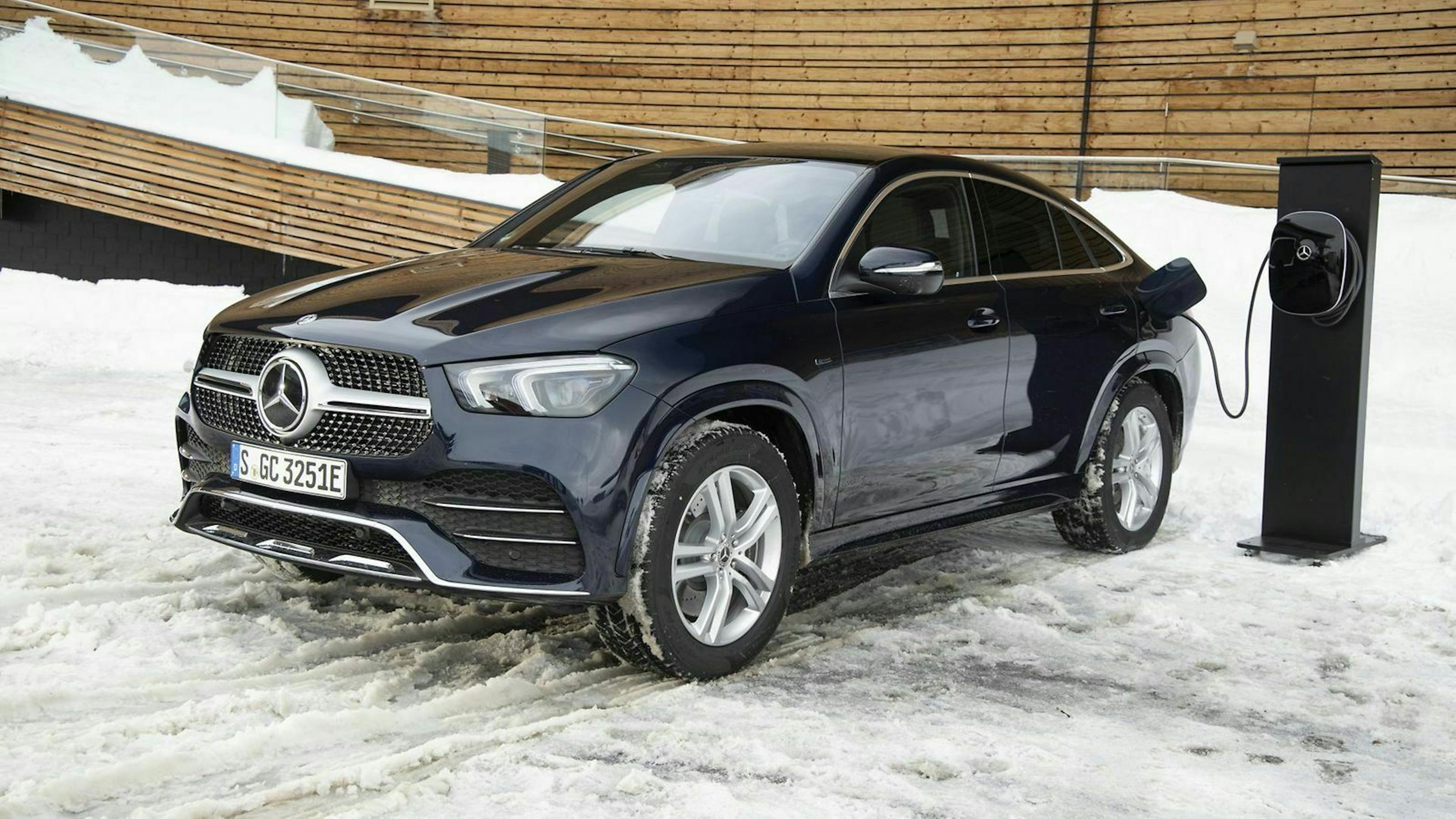 Mercedes GLE 350 de an einer Ladesäule stehend