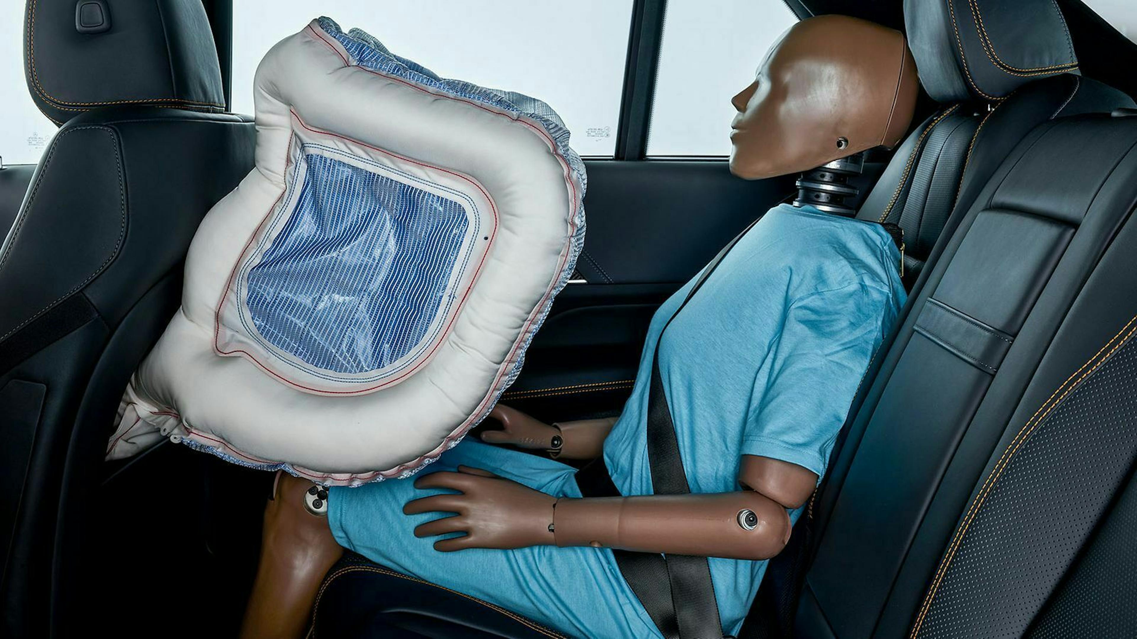 Für Hintensitzer gibt es einen neuartigen Airbag, der den kompletten Oberkörper und den Kopf umschließt