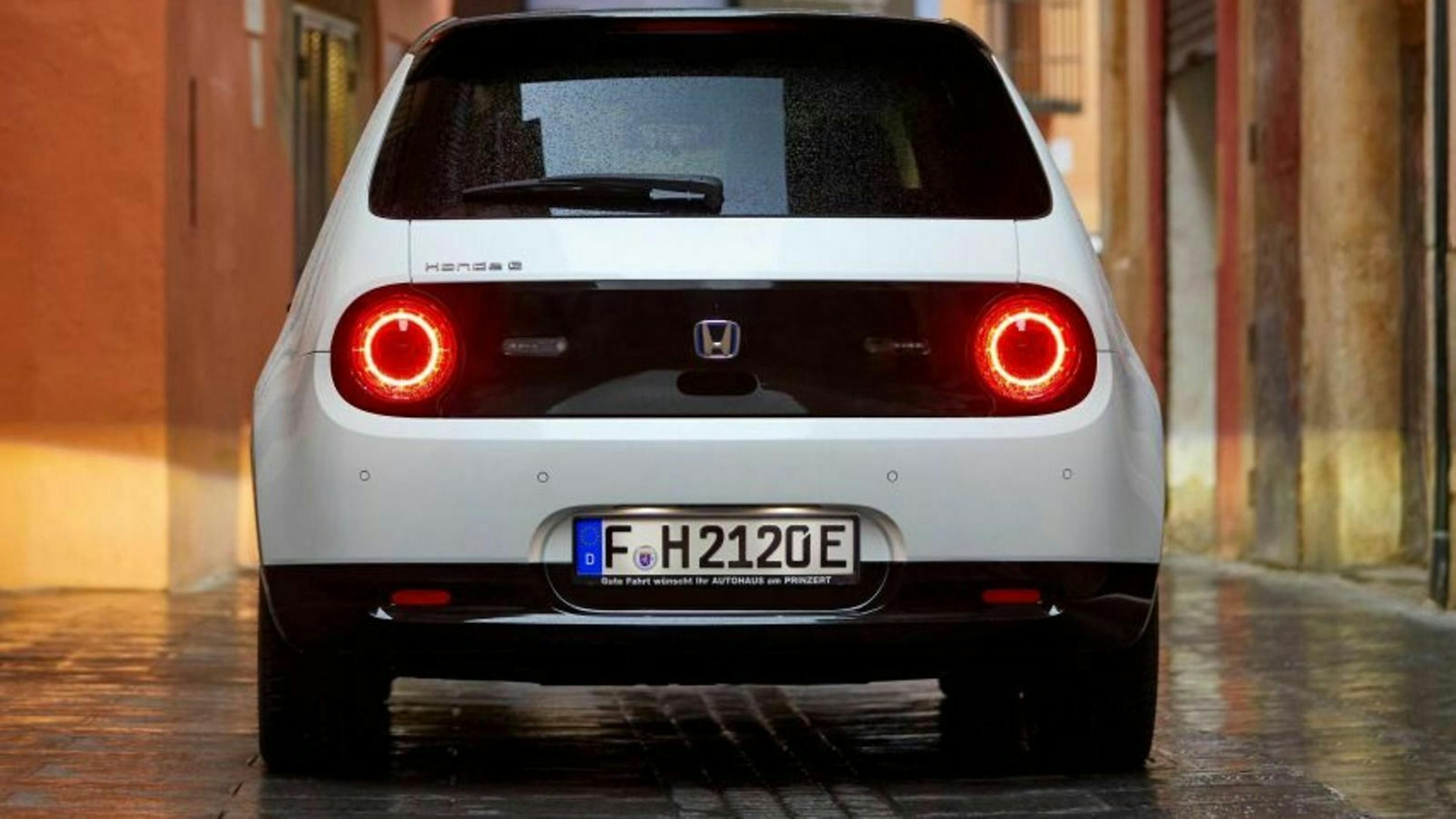 Zu sehen ist das Heck des Honda E