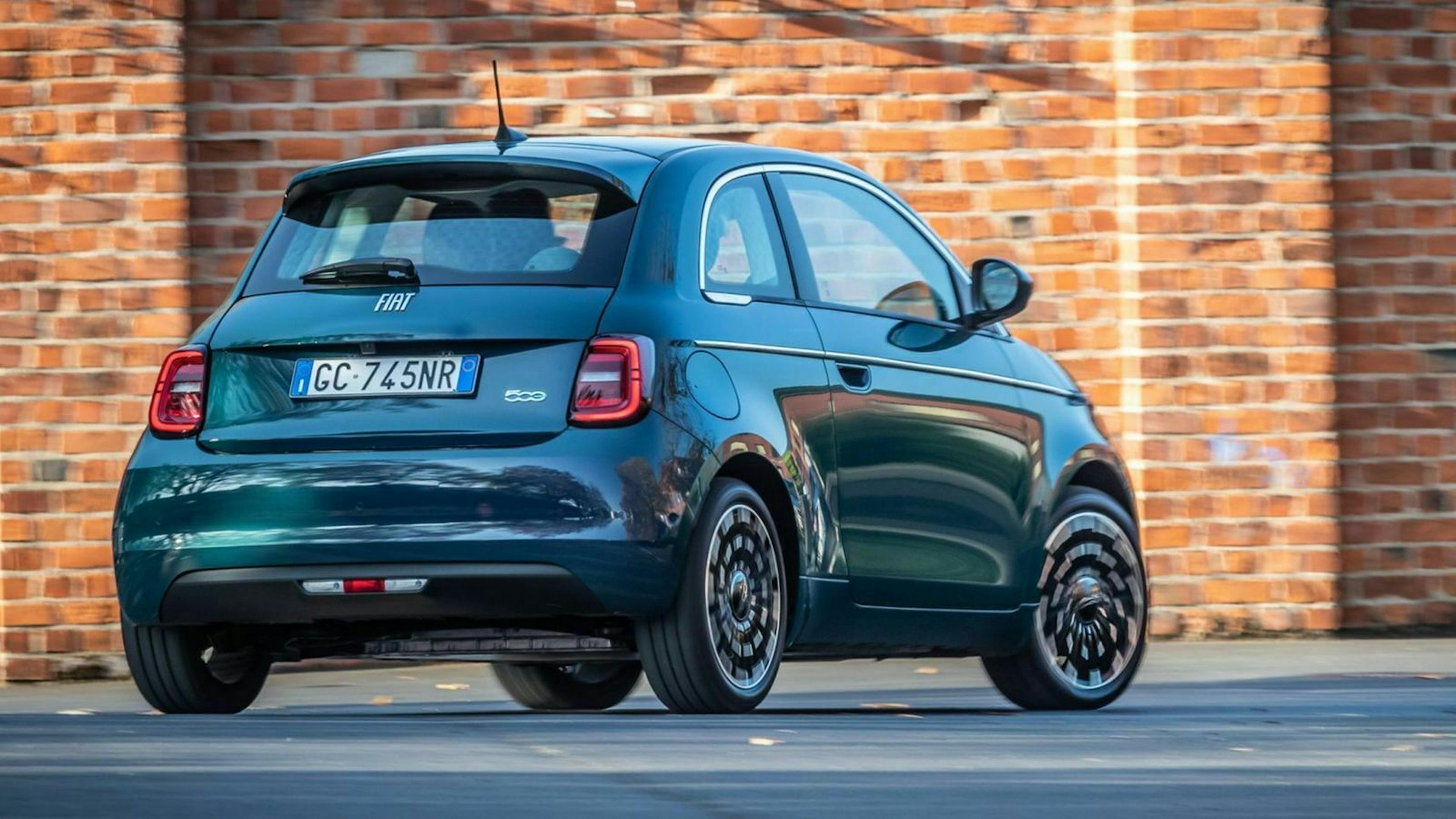 Zu sehen ist der Fiat 500e 2020 von hinten, stehend