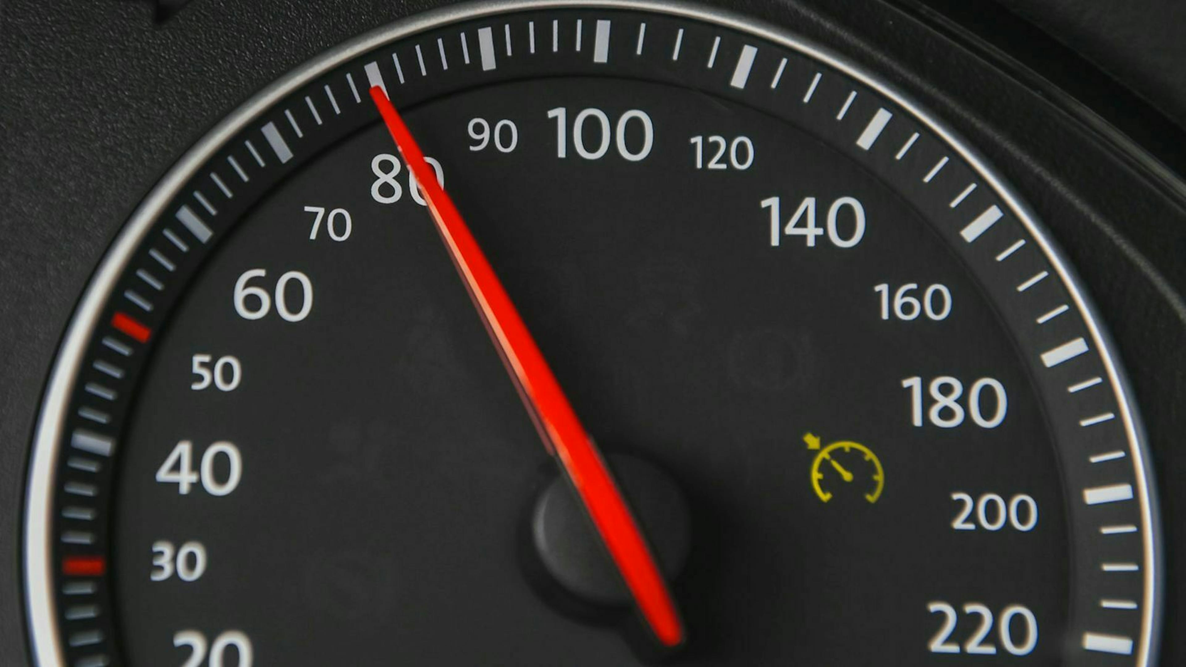 Dass auf der Autobahn eine Mindestgeschwindigkeit von 60 km/h herrscht, ist ein Gerücht.