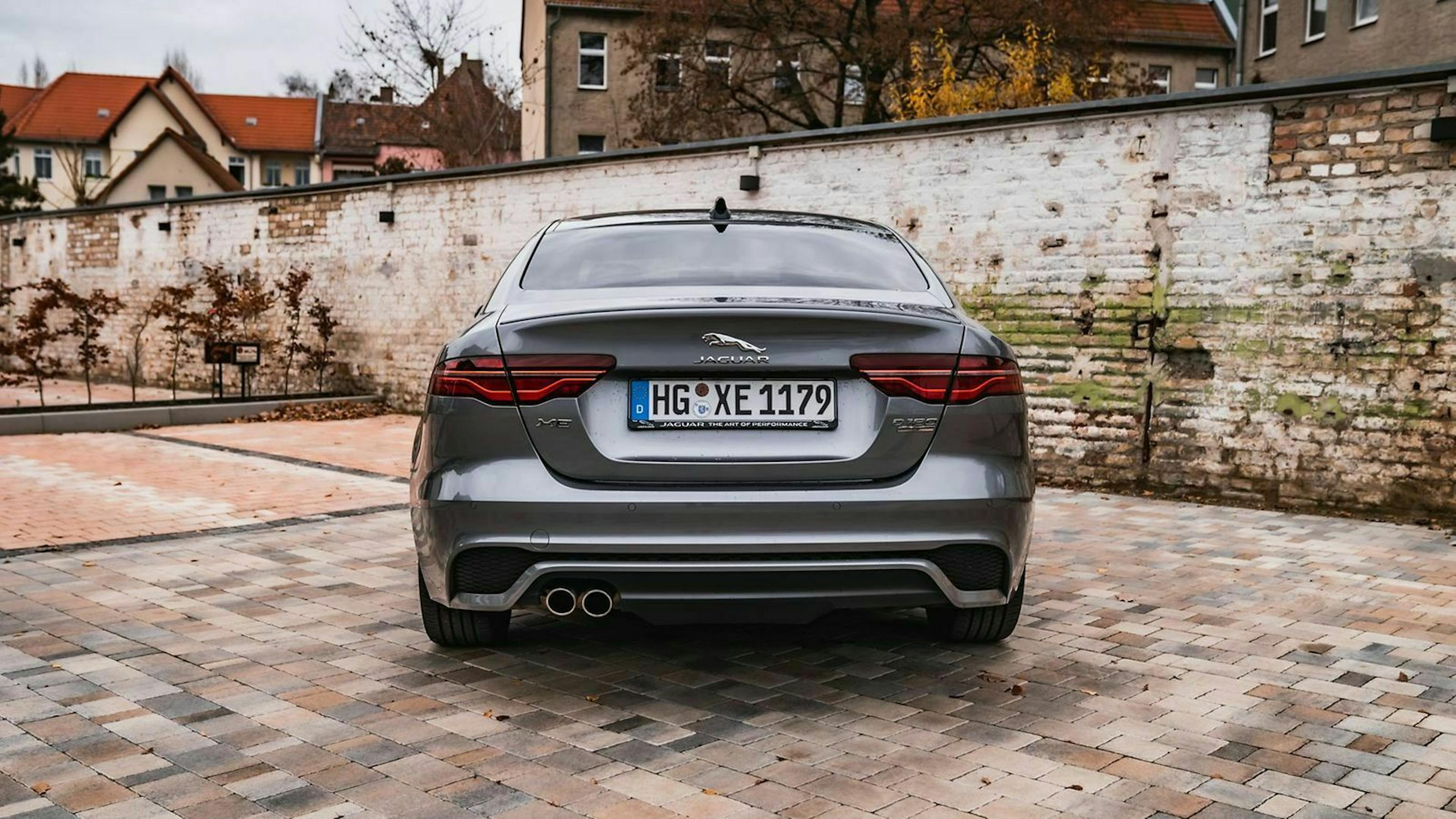 Jaguar XE in der Heckansicht
