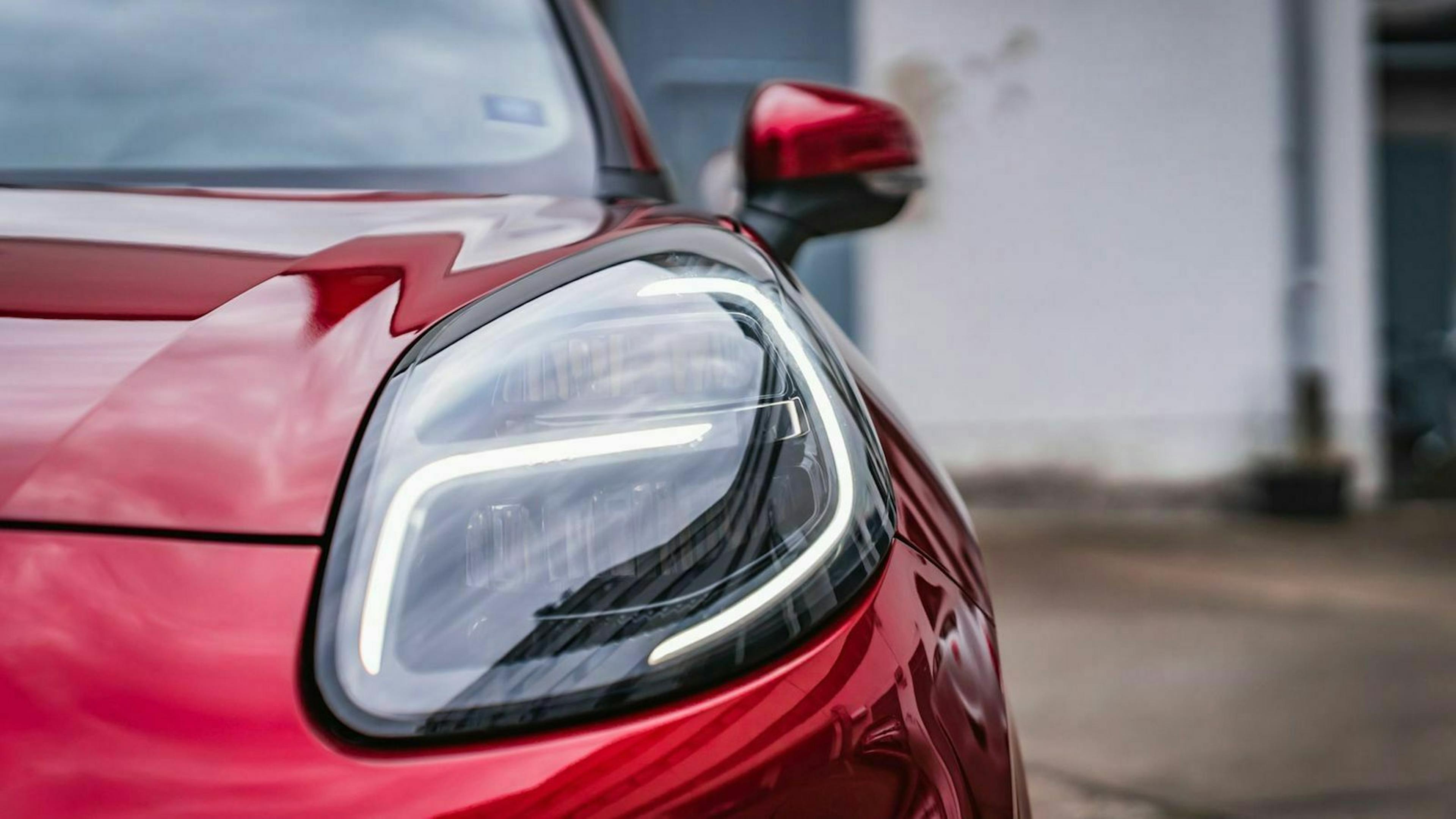 Zu sehen ist der Scheinwerfer des Ford Puma