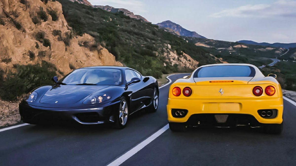 Zwei Ferrari 360 nebeneinander stehend