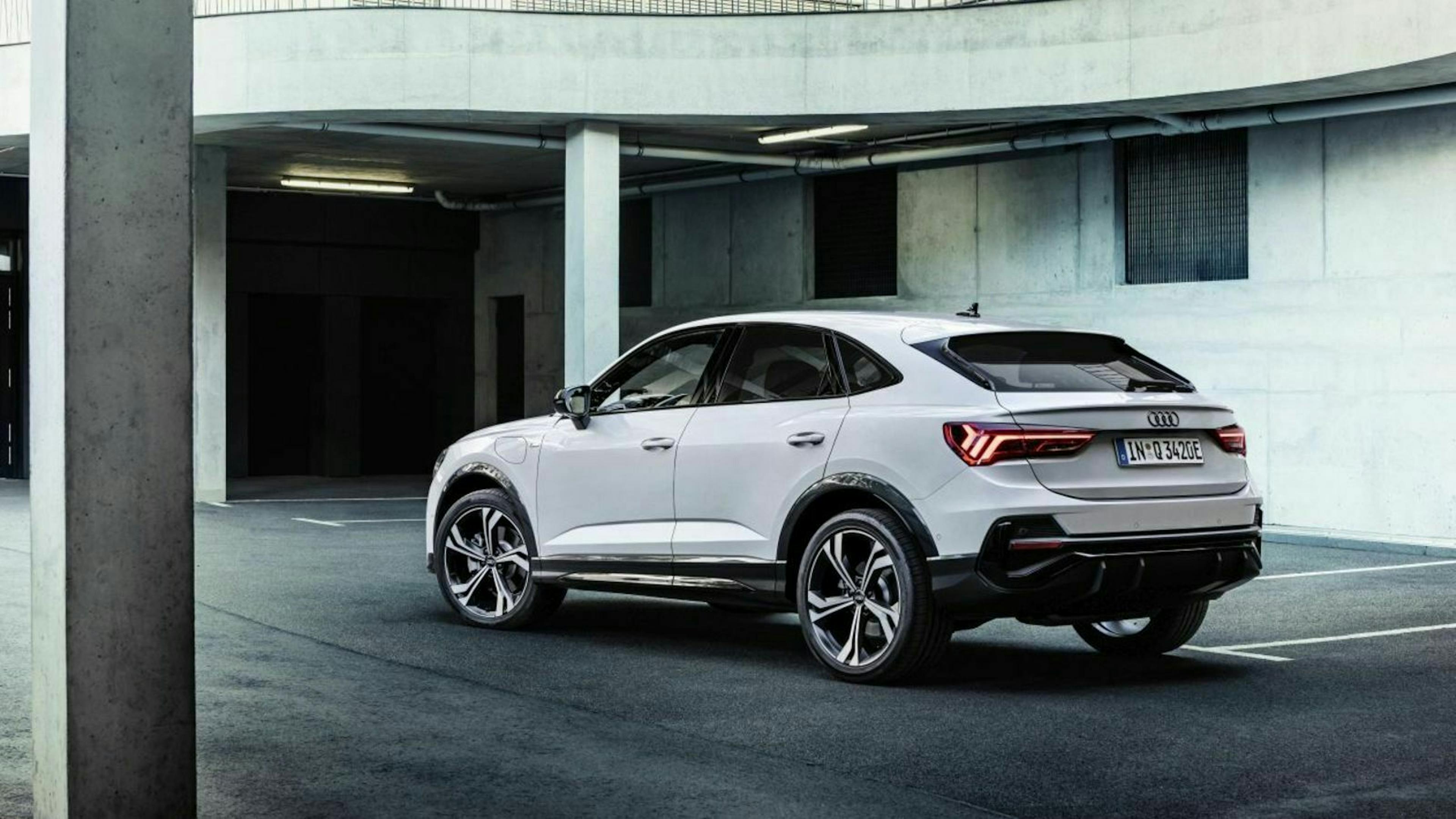 Audi Q3 PHEV Dreiviertel-Heckansicht