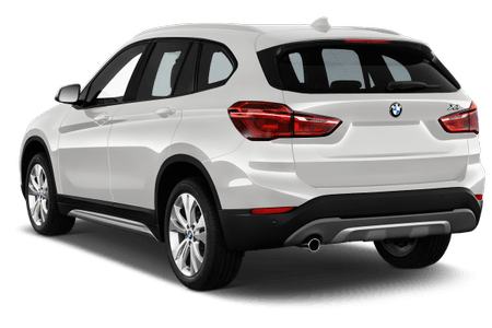 Weißer SUV, BMW-Modell, fotografiert von hinten links. Klar sichtbare Rückleuchten, Reifen und Heckklappe.