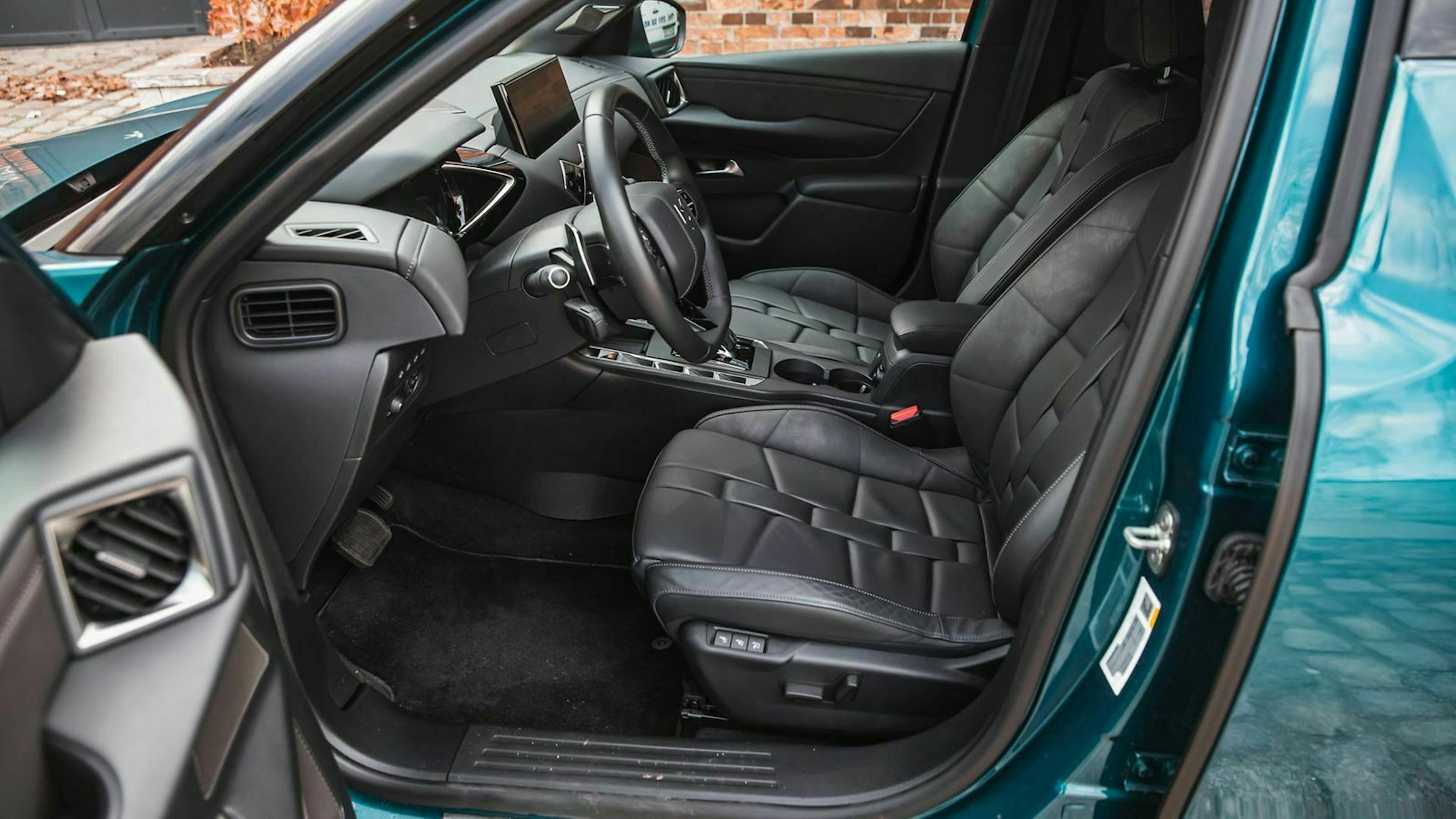 DS3 Crossback Blick durch geöffnete Fahrertür