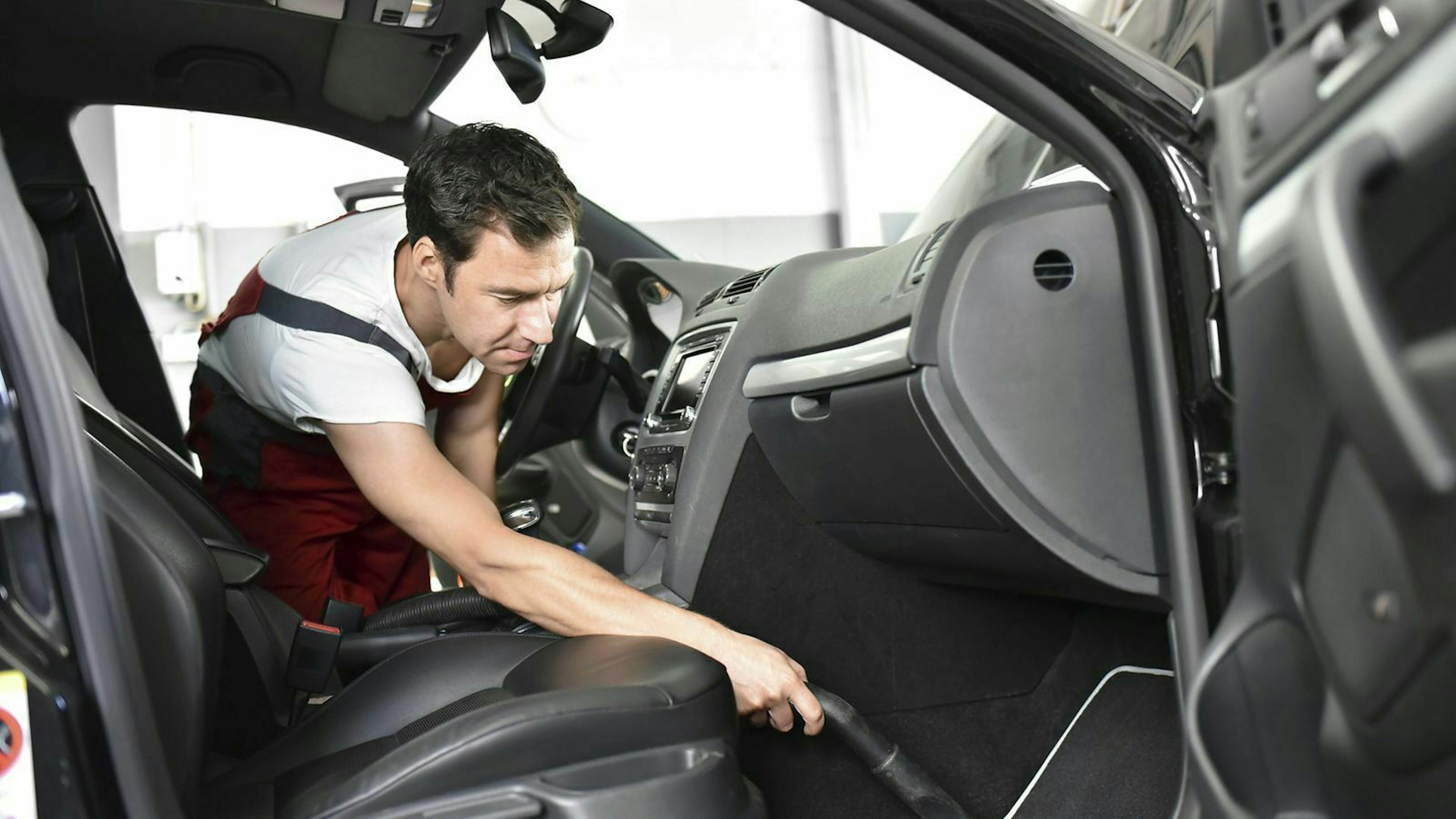 Vor der Reinigung solltest du den Innenraum deines Autos saugen.