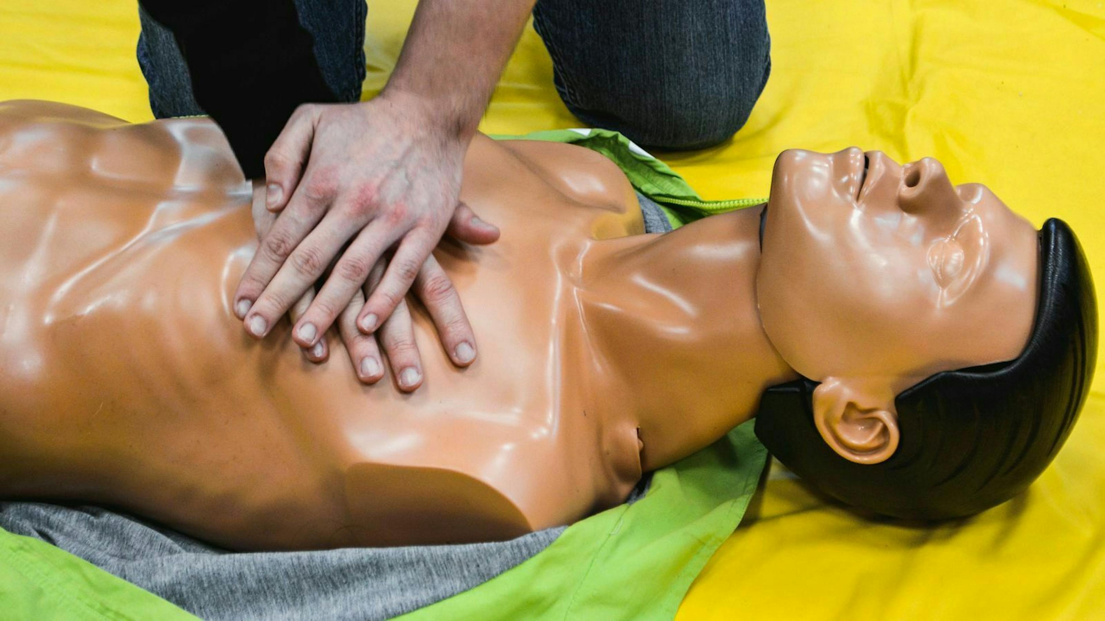 Ein Erste-Hilfe-Kurs ist unerlässlich, damit du im Ernstfall schnell reagieren kannst.
