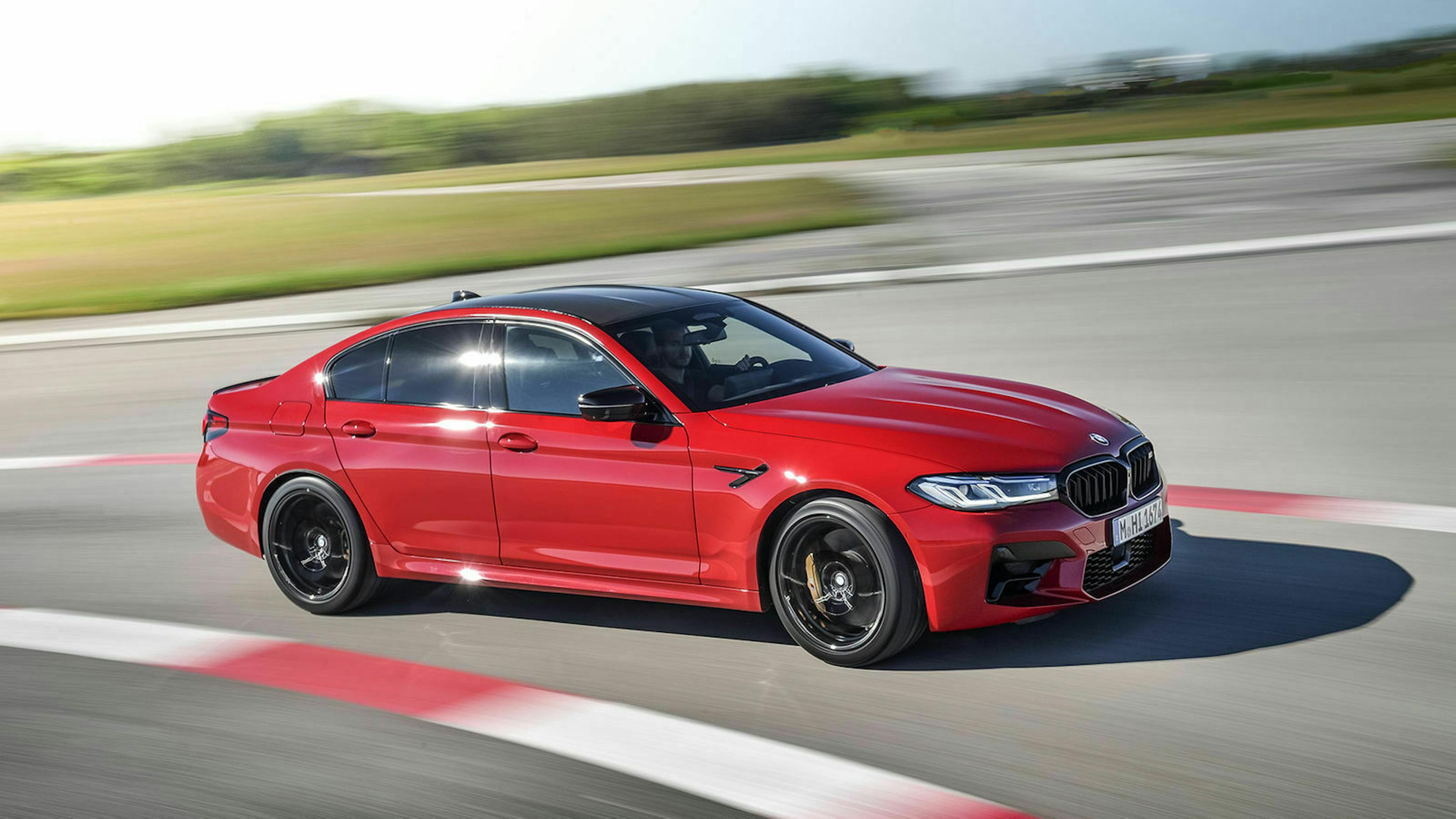 Zu sehen ist der neue BMW M5 2020 in seitlicher Position
