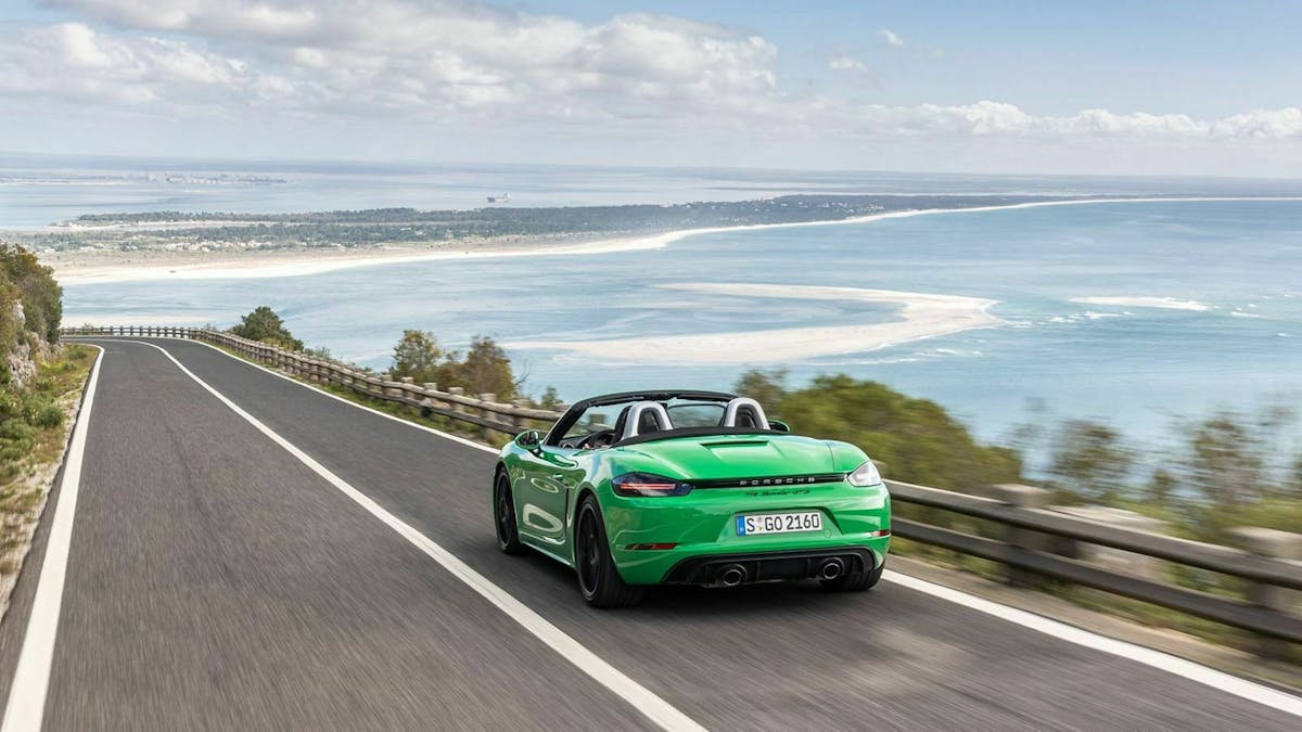Zu sehen ist der Porsche 718 GTS 4.0 Boxster von hinten