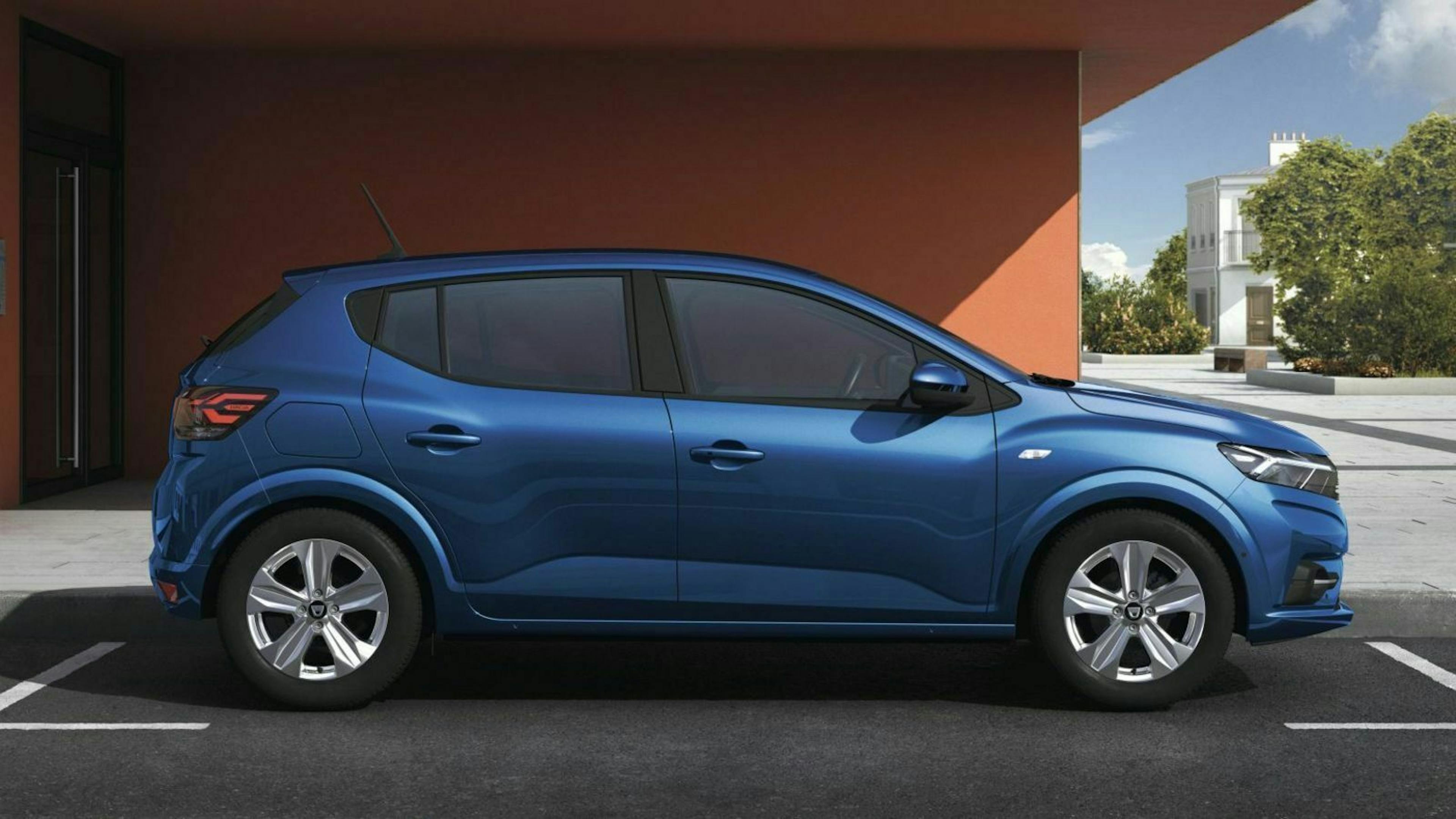 Zu sehen ist der Dacia Sandero 2021 in seitlicher Position