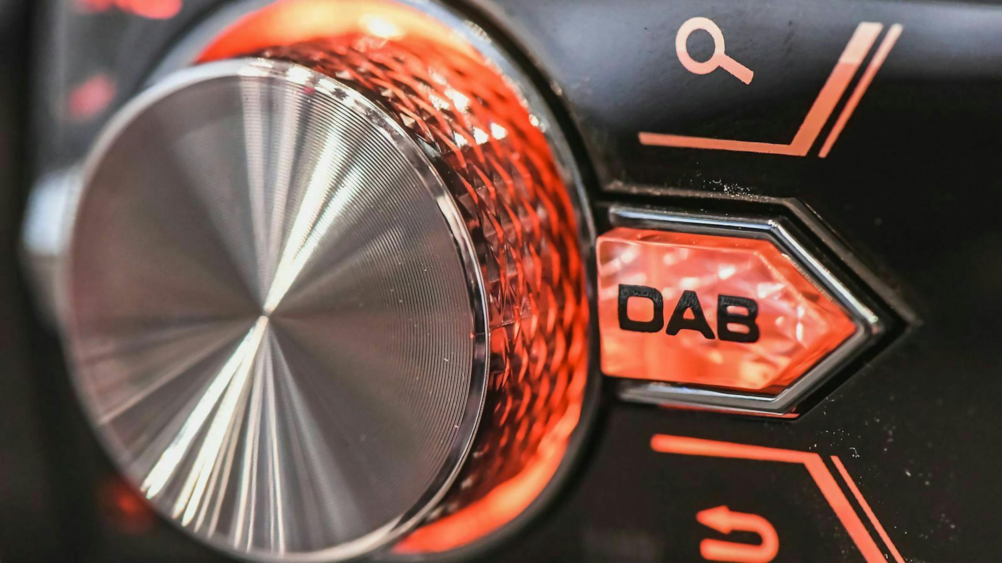 Ein Autoradio mit DAB-Tuner für digitalen und rauschfreien Radioempfang
